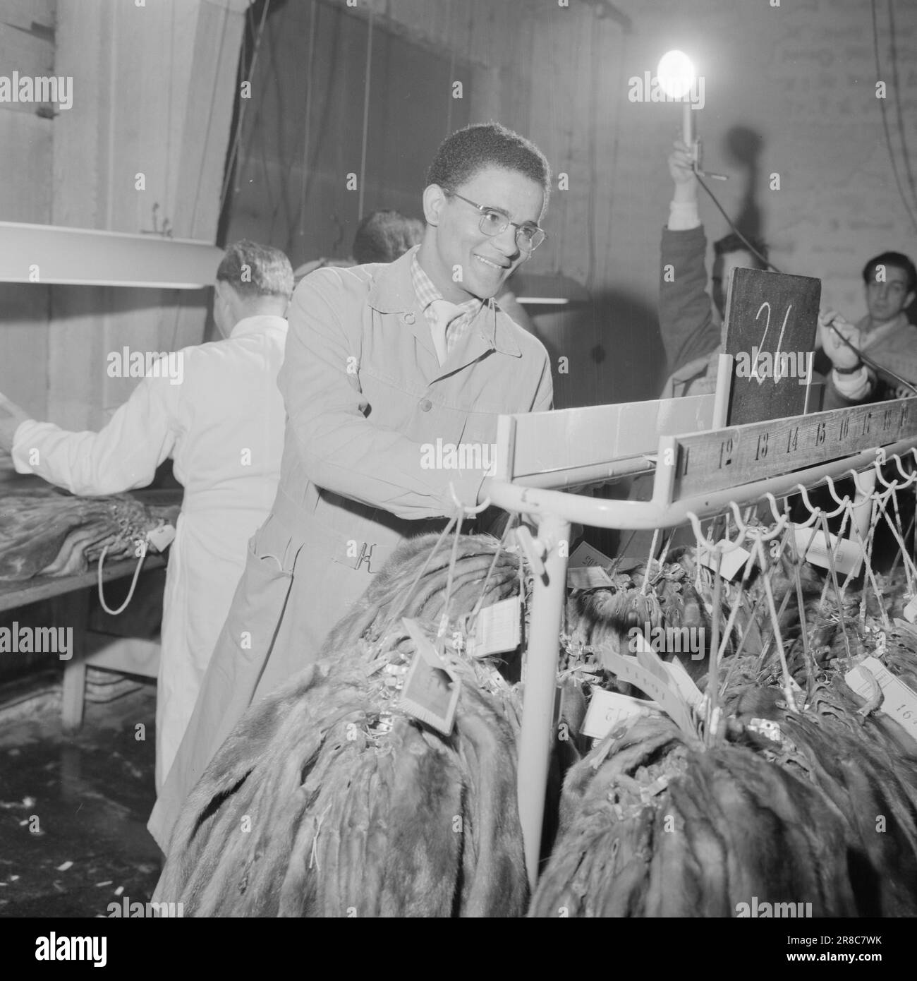 Aktuell 3-11-1960: Auf der Flucht vor Hass Südafrikas Gestapo verfolgte den 23-jährigen Hans Beukes aus einem einzigen Grund durch drei Länder: Er ist farbig. Aber Beukes entkam, und vom UN-Podium ließ er die ganze Welt auf ihn hören. Nach vielen Abenteuern fand er einen Zufluchtsort in Oslo. Foto: Aage Storløkken / Aktuell / NTB ***FOTO NICHT VERARBEITET*** Stockfoto