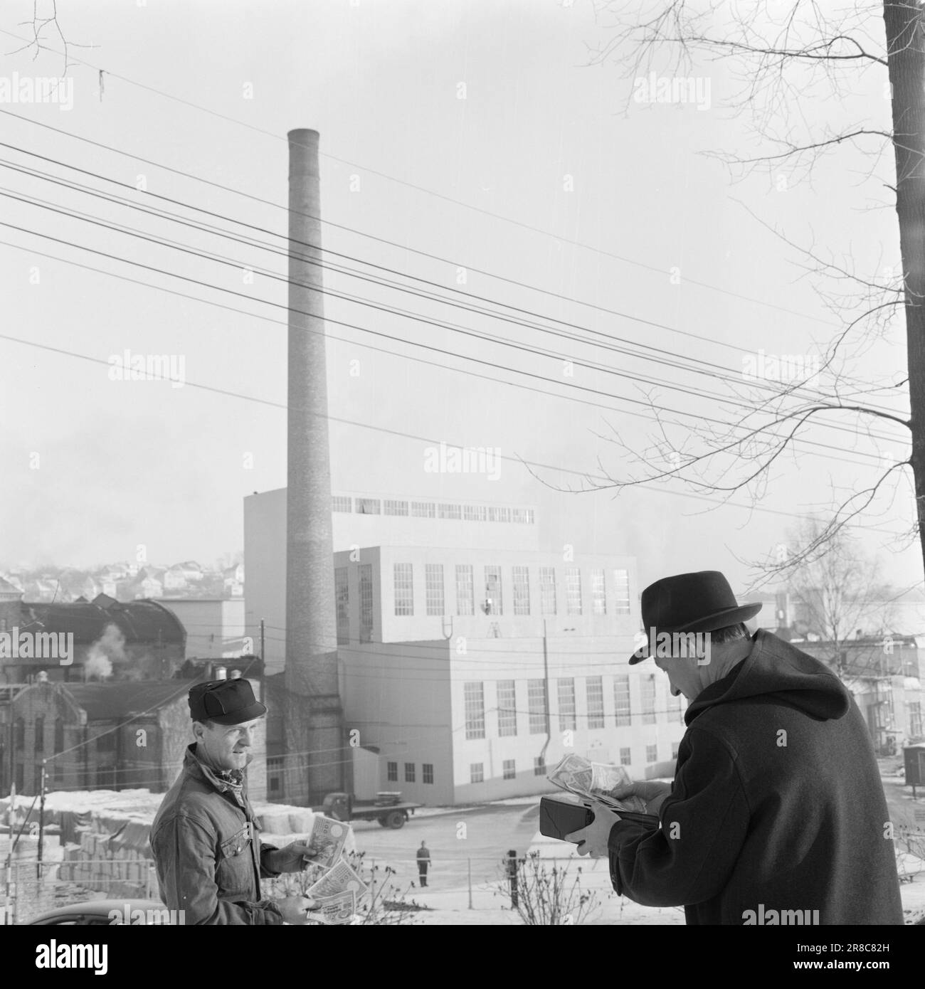 Tatsächlich 56-7-1960: Weihnachtsboni für Anzüge oder Overalls sind in vielen Unternehmen alltäglich geworden. Aber nicht alle Manager hatten Glück mit der Verteilung. An vielen Arbeitsplätzen hängt die Frage der Zufriedenheit von der Frage ab: Anzug oder Overall. Der Mitarbeiter erhält 250 NOK als Weihnachtsbonus. Dieser Mann ist seit mehr als 20 Jahren im Dienst des Unternehmens. Wenn die Steuer abgezogen wird, beträgt sie weniger als 10 NOK. Pro Jahr! Der Beamte erhält 800 NOK. Der Unterschied zwischen einem Arbeiter und einem Arbeiter besteht heute nur darin, dass ein Arbeiter monatlich bezahlt wird, Stockfoto