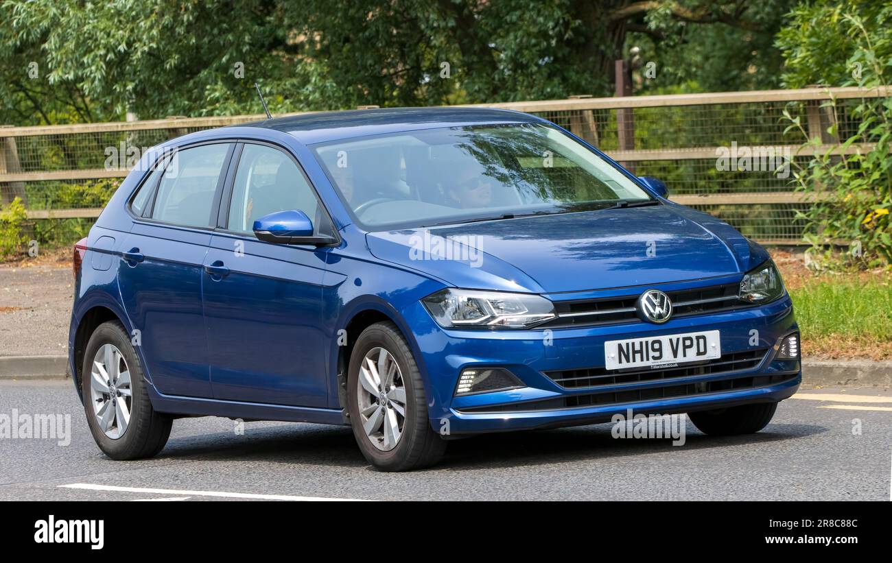 Milton Keynes, Großbritannien - Juni 18. 2023: Blauer VOLKSWAGEN POLO-Wagen 2019, der auf einer englischen Straße fährt Stockfoto