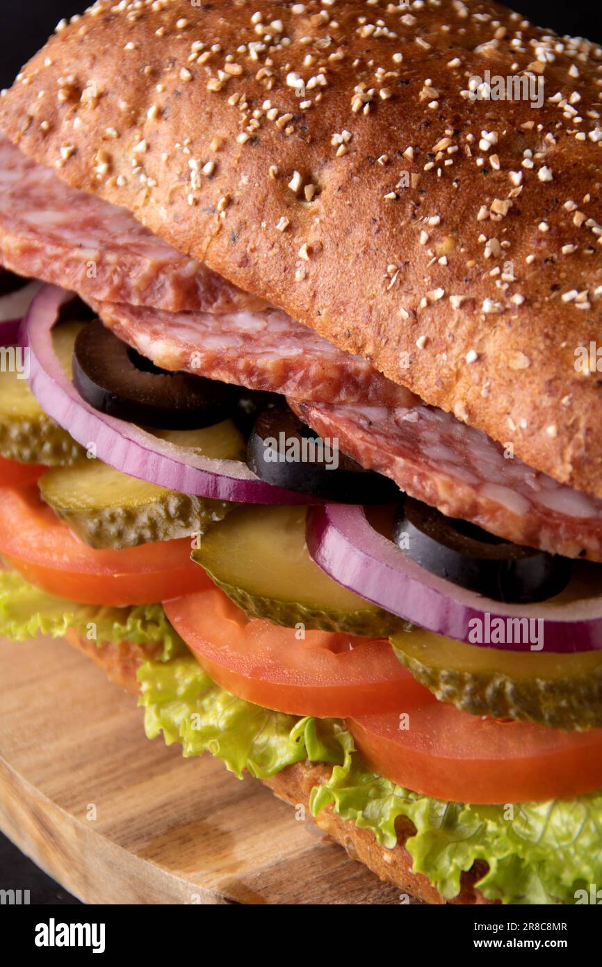 Nahaufnahme eines frischen Sandwichs auf dem Brett Stockfoto