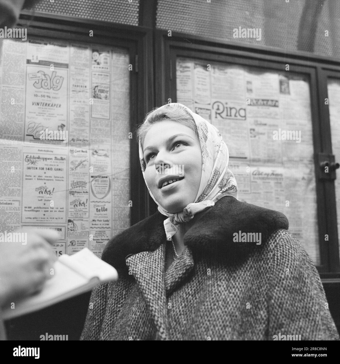 Derzeit 3-9-1960: Chaos mit Großbuchstaben Wir lesen täglich, dass Norwegen Teil der NATO und der UNO ist, aber wir sind auch Teil von ABCDEFGHIJKLMNOPQRSTUVWXYZÆØÅ? (Streichen, was nicht passt.) Selbst diejenigen, die täglich mit den Ausdrücken umgehen, haben Schwierigkeiten, dem Rest von uns zu sagen, was sie bedeuten. Stud Phil. Mette Thomassen, Universität Oslo: Ich habe keine Ahnung, die EPU ist in diesem Land sowieso nichts. Ja, MRA, sie sind diejenigen, die sich für eine so schreckliche, moralische Aufrüstung einsetzen. EFTA ist ein gemeinsamer Markt, keine Ahnung wo. FAO – IATA – UNRRA, nein, frag nicht so hart. So etwas sieht man ohne Stockfoto