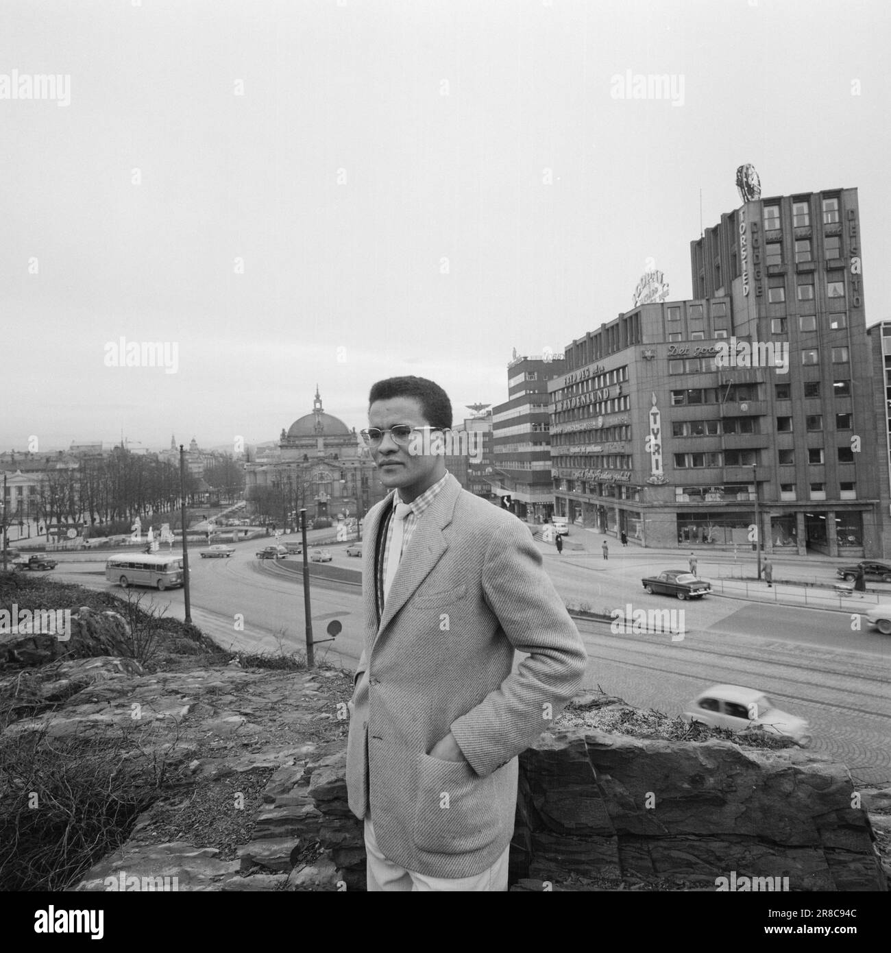 Aktuell 3-11-1960: Auf der Flucht vor Hass Südafrikas verfolgte die Gestapo den 23-jährigen Hans Beukes aus einem einzigen Grund durch drei Länder: Er ist farbig. Aber Beukes entkam, und vom UN-Podium ließ er die ganze Welt auf ihn hören. Nach vielen Abenteuern fand er einen Zufluchtsort in Oslo. Foto: Aage Storløkken / Aktuell / NTB ***FOTO NICHT VERARBEITET*** Stockfoto