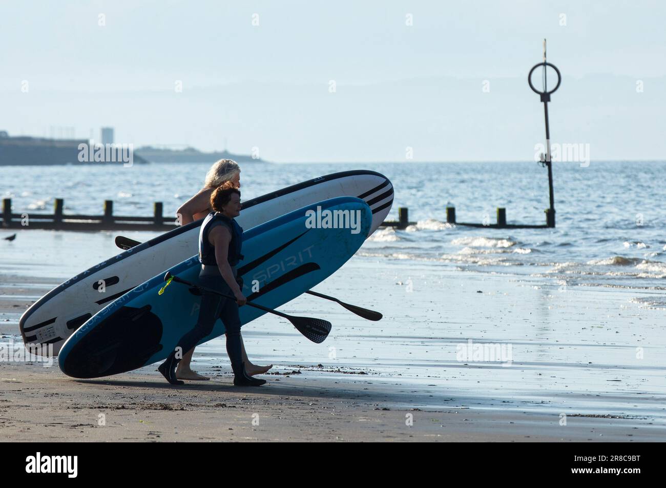 Portobello, Edinburgh, Schottland, Großbritannien. 20. Juni 2023 Warmer Abend für Wassersport am Firth of Forth und Beachvolleyball am Sandstrand. Am Abend vor der Sommersonnenwende und am längsten Tag kommt es am Abend zu einer Temperatur von 18 Grad. Kredit: Arch White/alamy Live News. Stockfoto