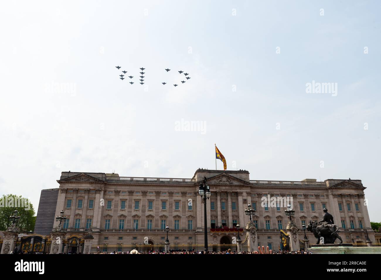 Kings Geburtstagsgeschenk nach Trooping the Colour in the Mall, London, Großbritannien. RAF-Typhoon-Kampfjets schreiben CR, Charles Rex, über dem Buckingham Palace Stockfoto