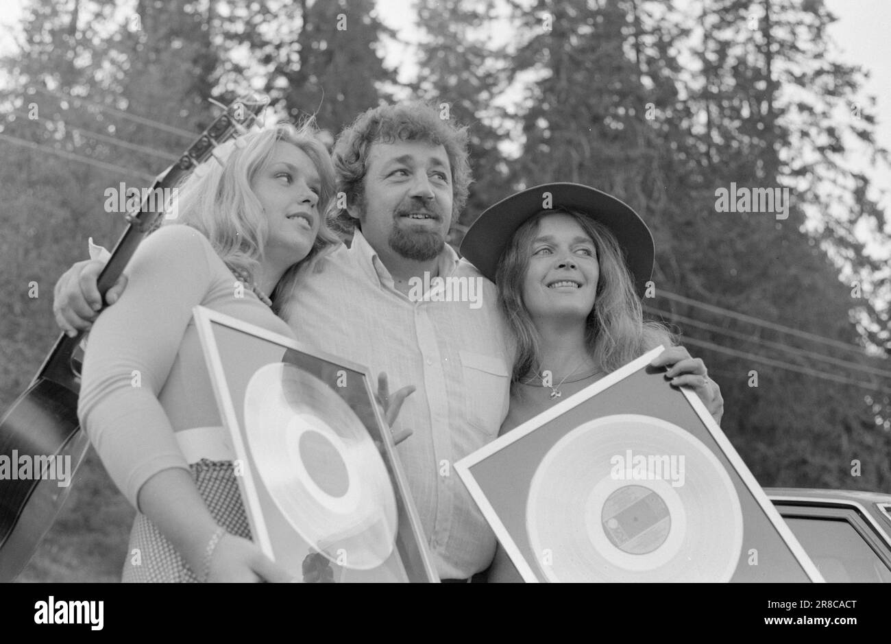 Aktuell 25-2-1974: Pop in der Sommerschule. Am vergangenen Sonntag nahmen 30.000 junge Menschen an Ragnarock Holmenkollen Teil. Staub, Lager und brennende Sonne. Von allem gab es genug. Aber die Musik war als faules Bier charakterisiert. Das ist Cornelis Vreeswijk. Foto: Aage Storløkken / Aktuell ***Foto ist nicht verarbeitet*** Stockfoto