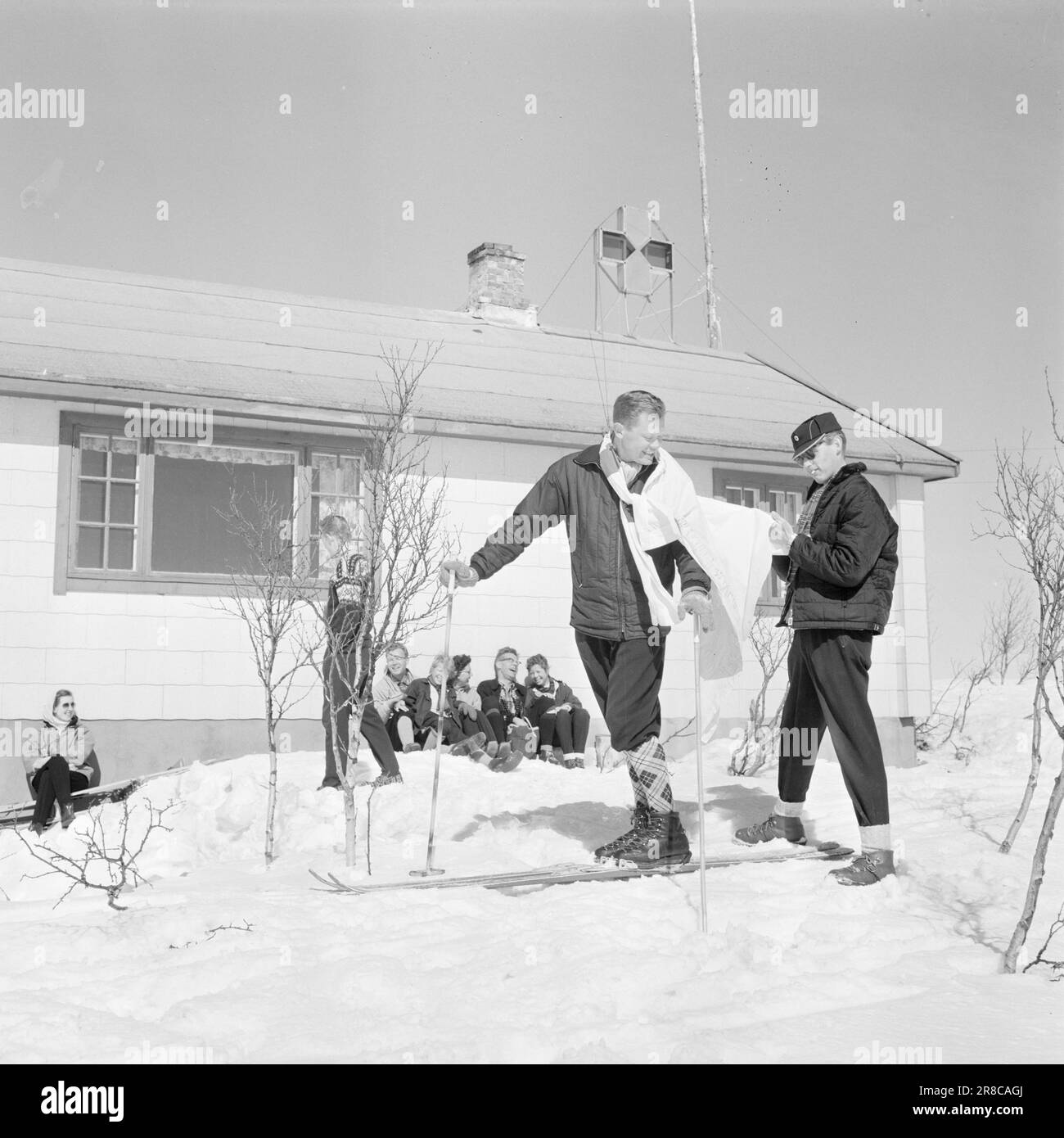 Aktuell 24-11-1960: Das Rettungshemd das Hemd war eine Rettungsleine für andere, die in Eile einen weißen Kragen brauchten. Als die Aktion "Skomvær" in Kringkastingen ins Leben gerufen wurde, glaubte Odd Hjort-Sørensen, dass das Hemd für etwas Nützlicheres verwendet werden könnte, als Landkrabben vor einer zerrissenen Existenz im Gesellschaftsleben zu retten. So begann er mit der Unterzeichnung von Unterschriften und damit verbundenen Beiträgen zu Skomvær II Hoch oben in den Bergen mit Touristenmanager Kløve in Geilo zu Ostern. Die Beiträge gingen ein. Eine Reihe von Touristen meldeten sich ebenfalls an. Foto: ODD Gjerstad / Aktuell / NTB ***FOTO NICHT BILD P Stockfoto