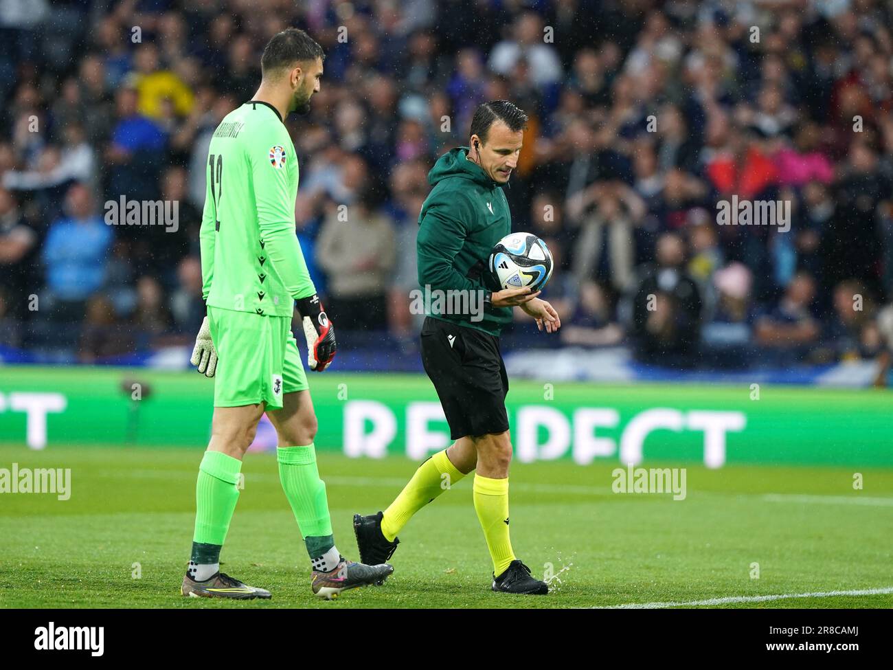 Schiedsrichter Istvan Vad inspiziert das Spielfeld, während das Spiel