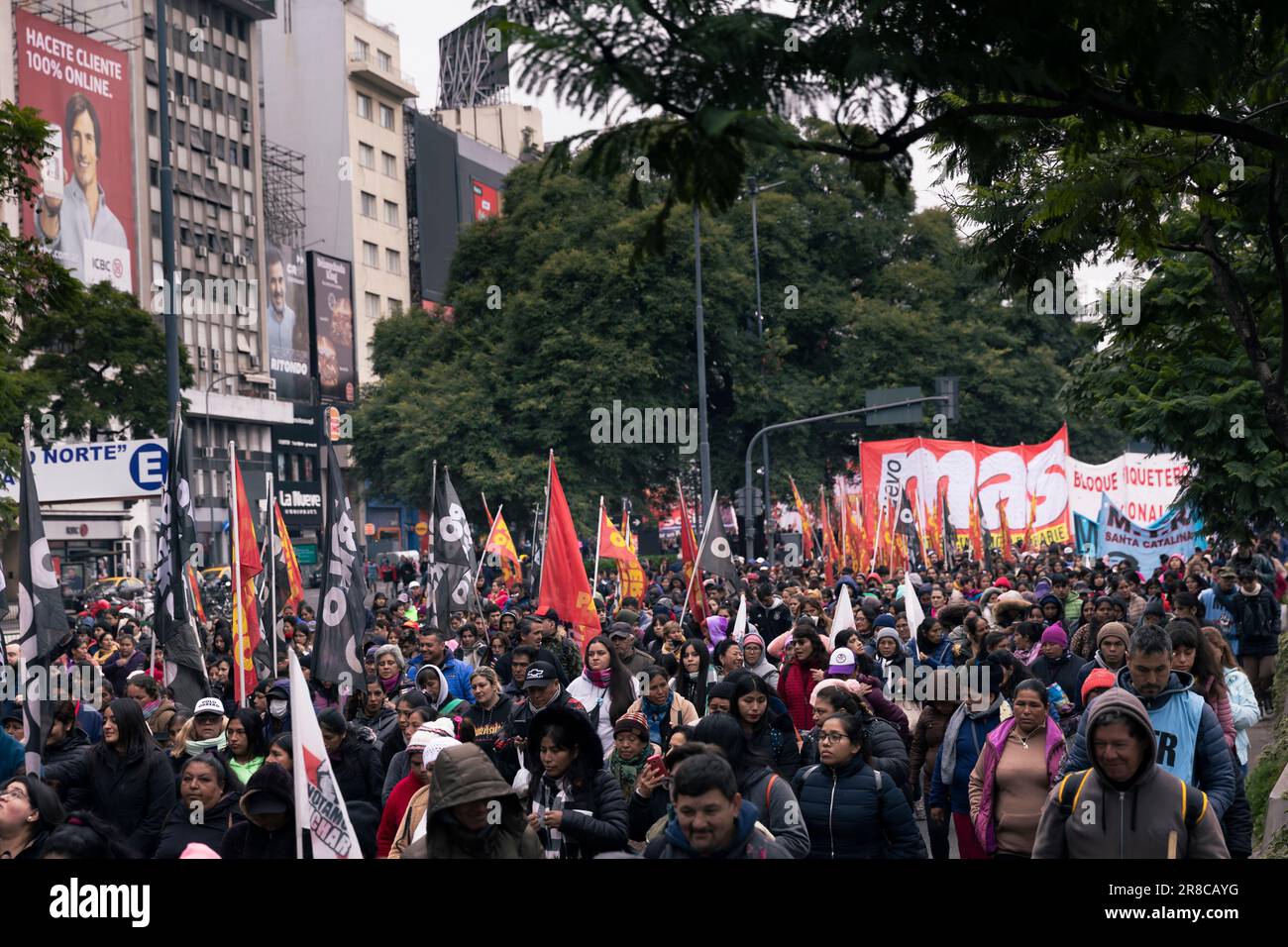 Buenos Aires, Argentinien. 20. Juni 2023. Die Versammlung „Gedenken, Wahrheit und Gerechtigkeit“ forderte einen marsch in das Haus der Provinz Jujuy in der Stadt und forderte die sofortige Freilassung der Inhaftierten wegen Protests und gegen die Verfassungsreform, die in dieser Provinz gebilligt wurde. (Kredit: Esteban Osorio/Alamy Live News) Stockfoto