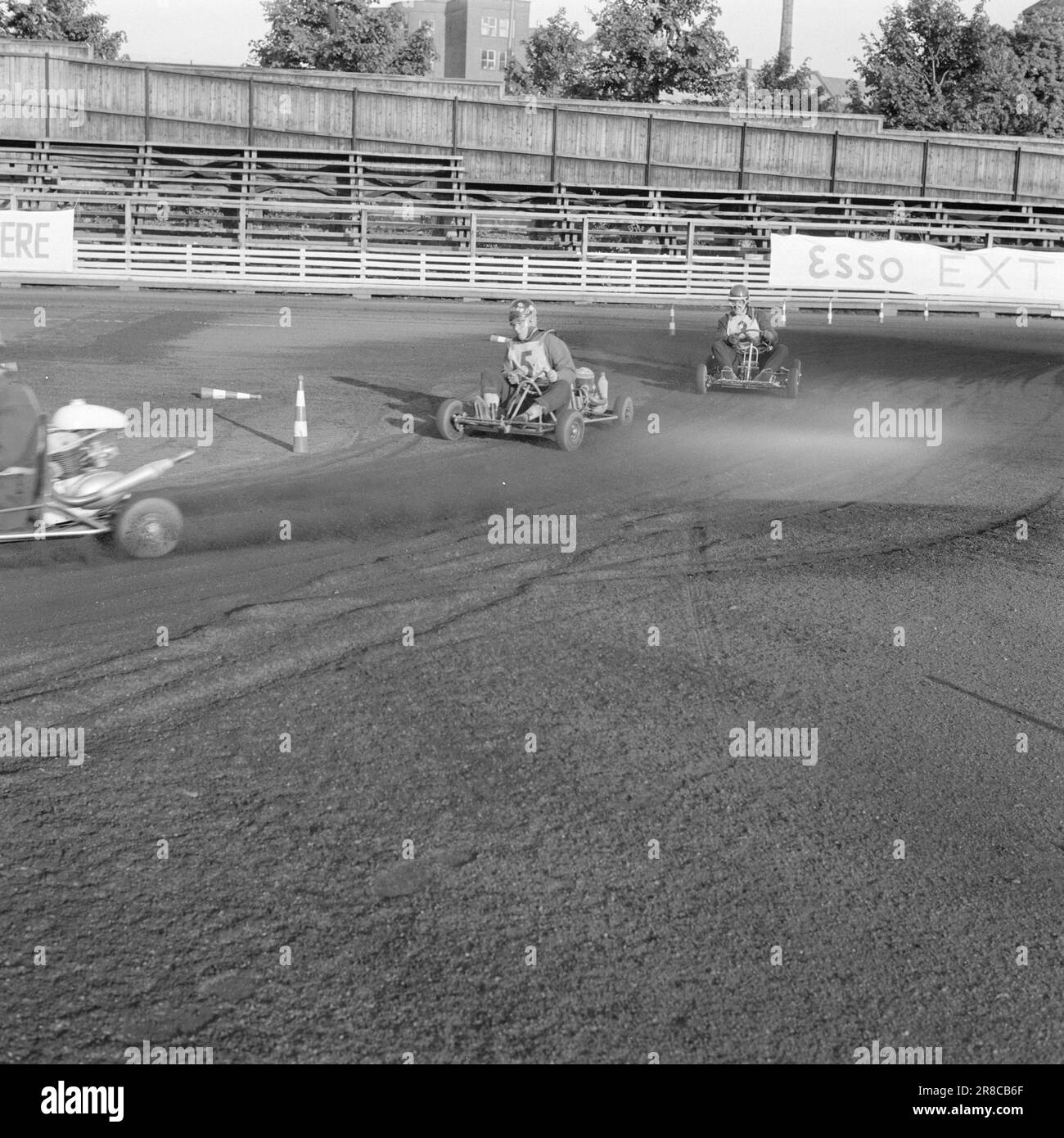 Aktueller 26-2-1960: Unser neuer Speed-King die weltbesten Motorradfahrer sehen nur das Hinterrad von Åge Hansen, unserem neuen Speed-König. Auf Dælenenga war es nicht so schnell, es wurden zusätzliche Hindernisse in Form von S-Kurven hinzugefügt, die die Teilnehmer dazu zwangen, ihre Geschwindigkeit niedrig zu halten. Ein Go-Kart kommt in ca. 3.000 NOK. Es kann nicht auf der Straße oder auf der Straße benutzt werden, aber es macht Spaß. Foto: Ivar Aaserud / Aktuell / NTB ***FOTO NICHT ABGEBILDET*** Stockfoto