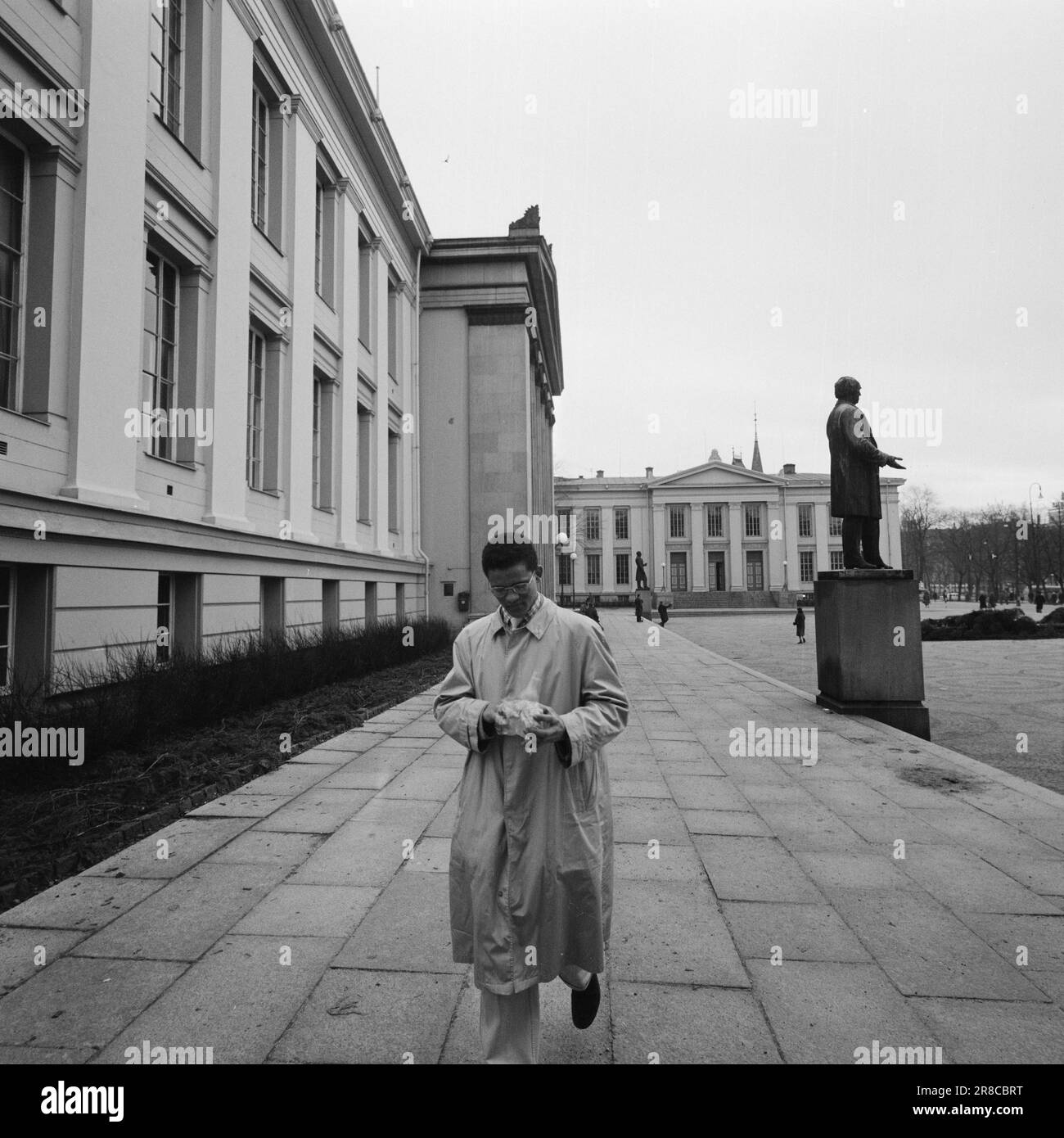 Aktuell 3-11-1960: Auf der Flucht vor Hass Südafrikas Gestapo verfolgte den 23-jährigen Hans Beukes aus einem einzigen Grund durch drei Länder: Er ist farbig. Aber Beukes entkam, und vom UN-Podium ließ er die ganze Welt auf ihn hören. Nach vielen Abenteuern fand er einen Zufluchtsort in Oslo. Foto: Aage Storløkken / Aktuell / NTB ***FOTO NICHT VERARBEITET*** Stockfoto