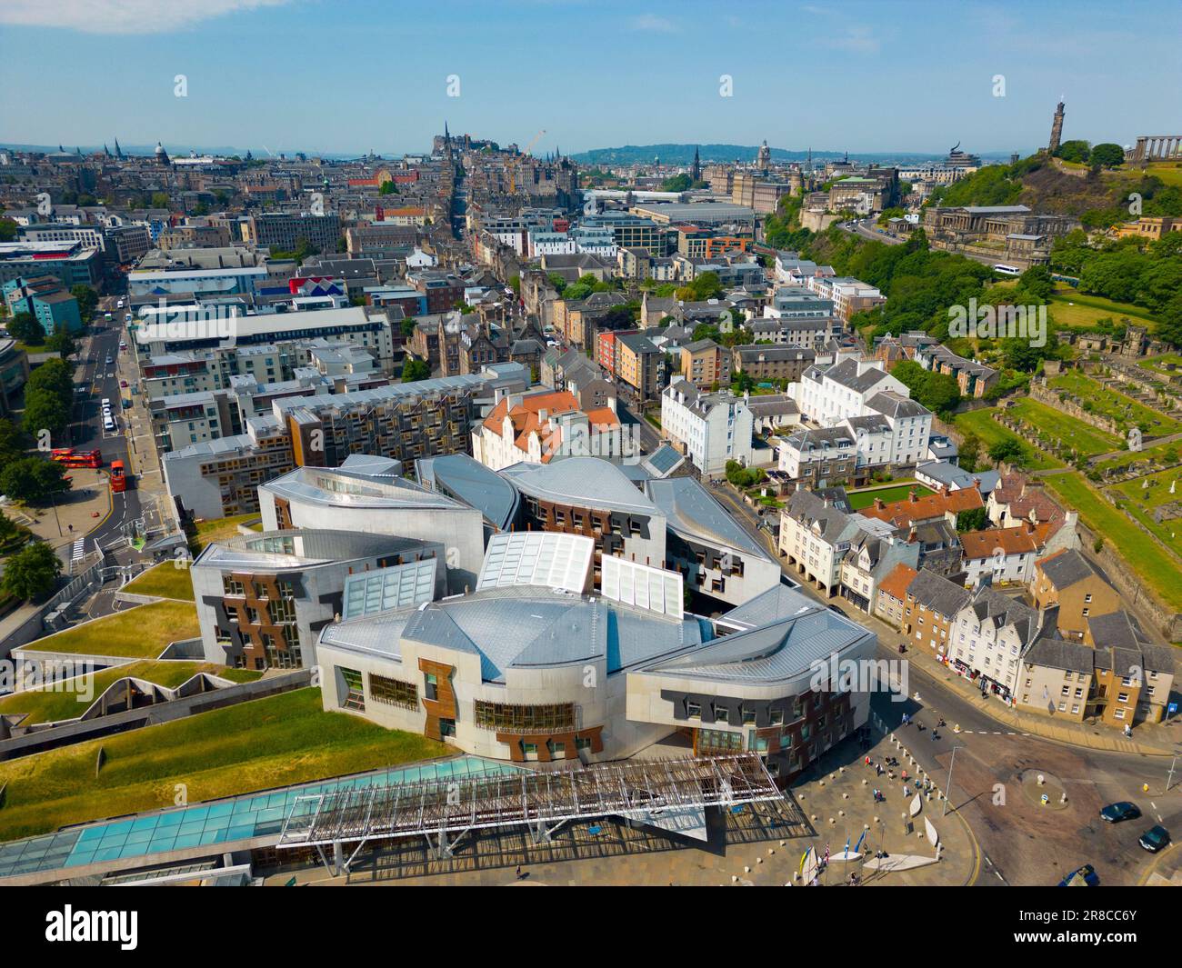 Luftaufnahme des schottischen Parlamentsgebäudes Holyrood in Edinburgh, Schottland, Großbritannien Stockfoto