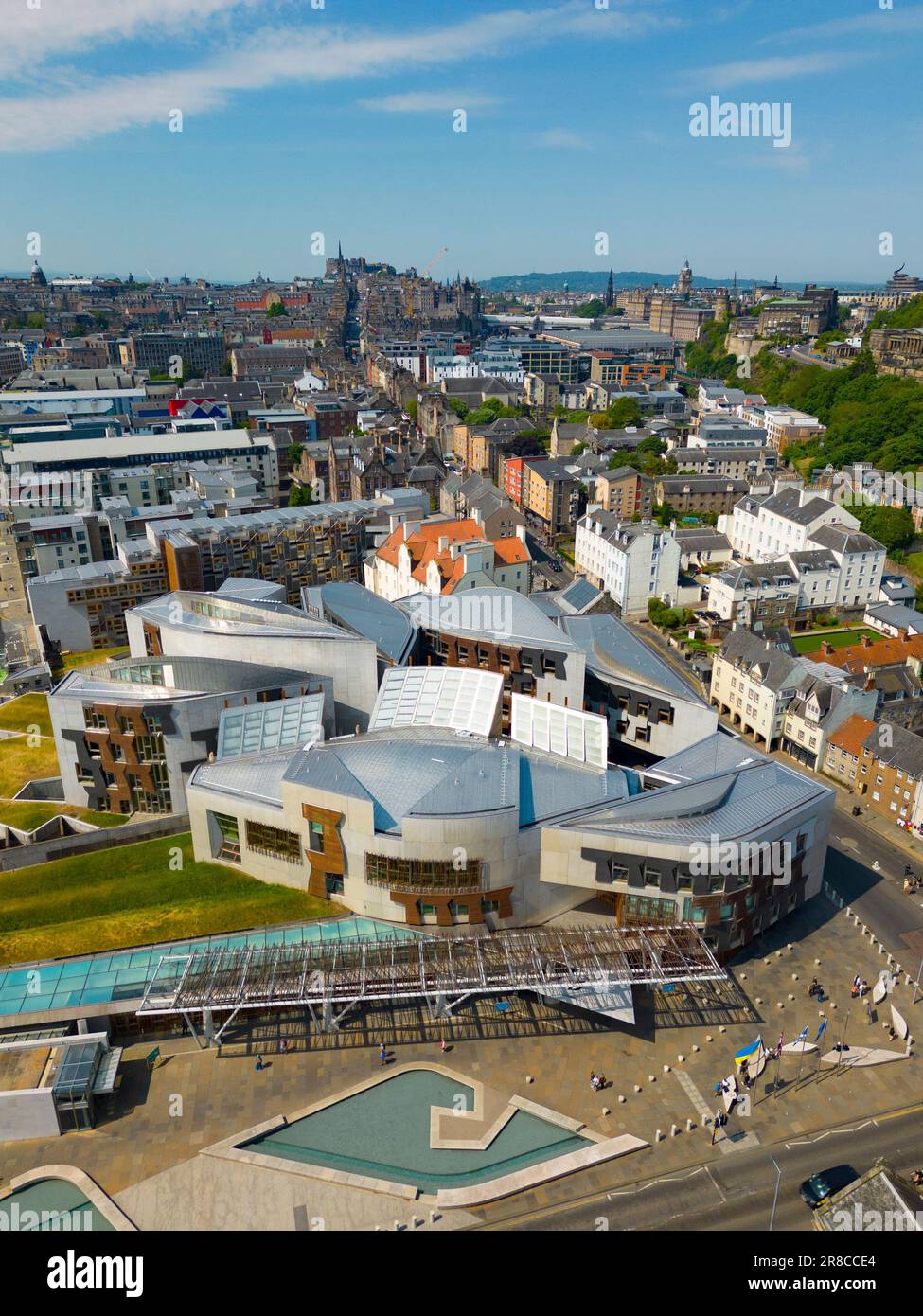 Luftaufnahme des schottischen Parlamentsgebäudes Holyrood in Edinburgh, Schottland, Großbritannien Stockfoto