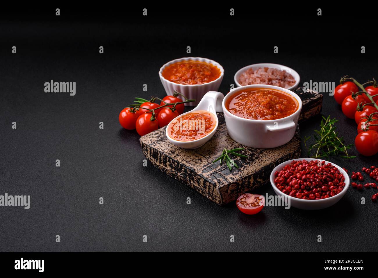 Köstliche würzige Tomatensoße mit Pfeffer, Knoblauch, Salz, Gewürzen ...