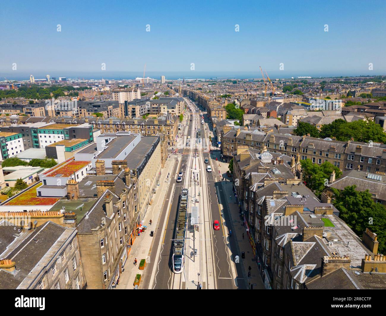 Luftaufnahme des Leith Walk mit fertiggestellten Straßenbahnlinien in Edinburgh, Schottland, Großbritannien Stockfoto