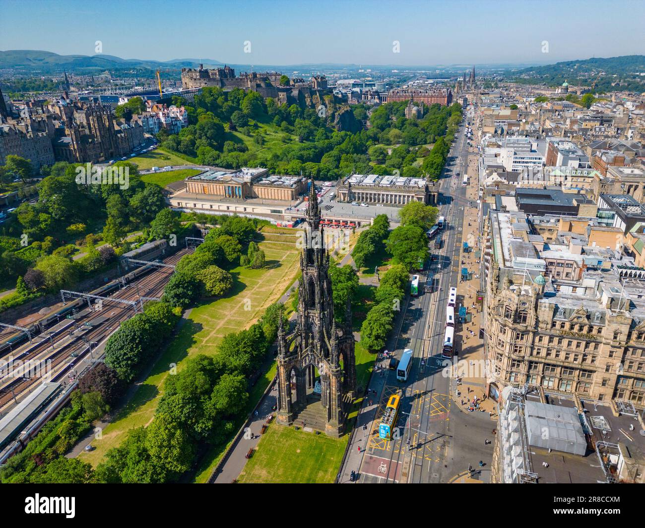 Scott Monument, Princes Street Gardens und Princes Street in Edinburgh, Schottland, Großbritannien Stockfoto