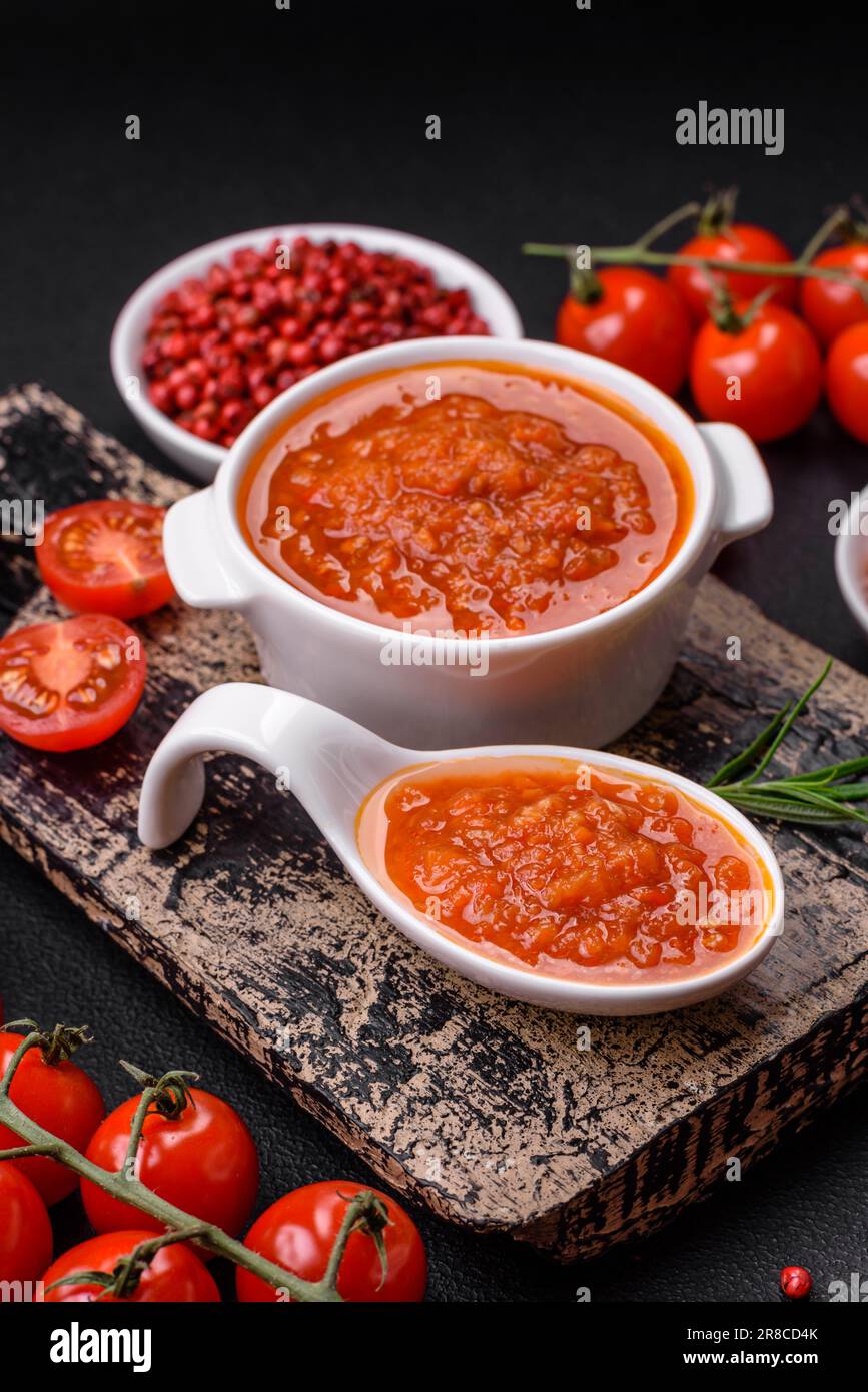 Köstliche würzige Tomatensoße mit Pfeffer, Knoblauch, Salz, Gewürzen ...