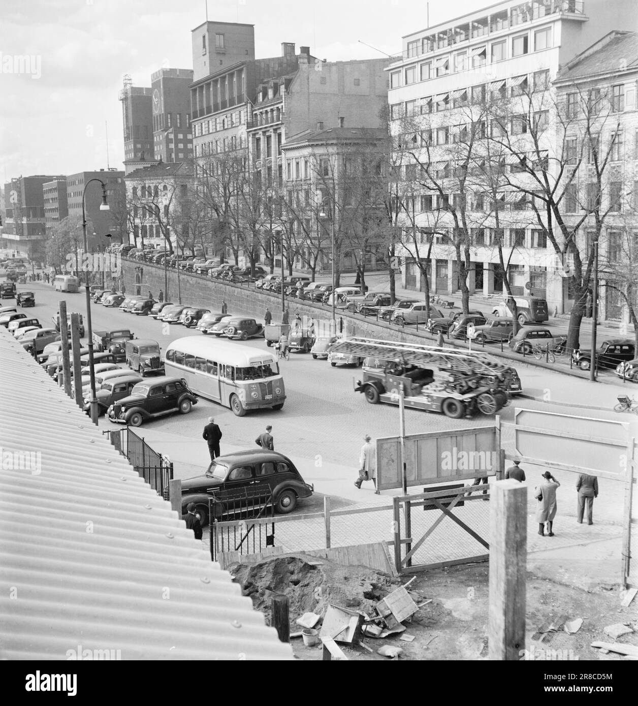 Aktuell 13-1950: Wann kommt der Zusammenbruch das charakteristischste am Verkehr in Zentral-Oslo ist, dass es dafür keinen Platz gibt. Es ist seit vielen Jahren schlimm und es wird noch schlimmer werden. Rådhusgata ist einer der schlimmsten Verkehrsengpässe in Oslo. Wenn der Verkehr am stärksten ist, ist es eine Aufgabe der Geduld, ein Fahrer zu sein. Hier können Sie den oberen Teil der Straße sehen, den am nächsten zum Rathaus, aber die Bedingungen sind im unteren Teil wesentlich schlechter. Man bekommt einen guten Eindruck davon, wie viel Platz die geparkten Autos dem fahrenden Verkehr stehlen. Foto: Arne Kjus/Aktuell Stockfoto