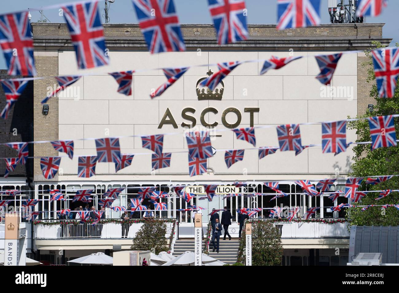 Ascot, Berkshire, Großbritannien. 20. Juni 2023. Die Union-Jack-Flaggen auf der Ascot-Rennbahn für die Royal Ascot Week. Kredit: Maureen McLean/Alamy Live News Stockfoto