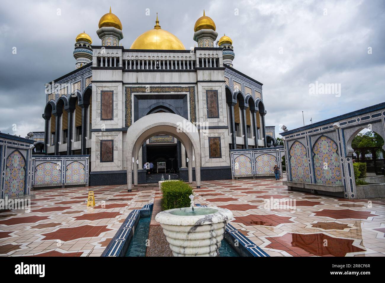 Ein Weitwinkelbild der Jame' ASR Hassanil Bolkiah Moschee in der Hauptstadt Brunei. Stockfoto