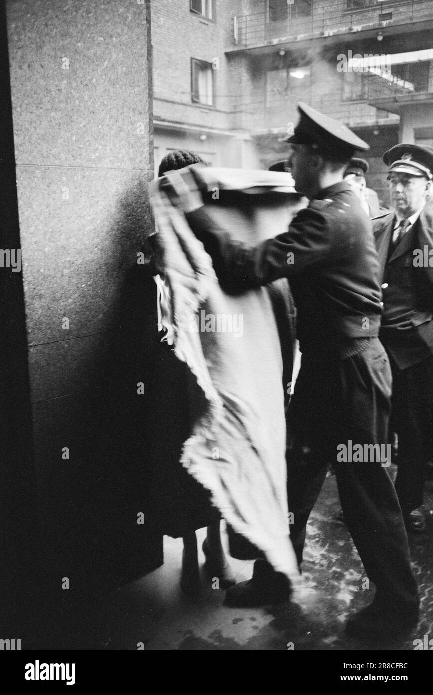 Derzeit 6-10-1960: Lebensgefährliche Bekleidung schrecklich entzündliche Textilien sind im Handel: Silvermohair. Achten Sie auf den Namen und denken Sie nicht daran, einen Pullover mit dieser Marke zu kaufen. Zu viel für eine entzündliche Kleidung ist hoffentlich nicht im Handel erhältlich. Silbermohair hat nichts mit normalem Mohair zu tun. Echtes Mohair wird aus Ziegenwolle gesponnen, silbernes Mohair dagegen aus Rayon. Foto: Sverre A. Børretzen / Aktuell / NTB ***FOTO NICHT IMAGE PROCESSED*** Stockfoto