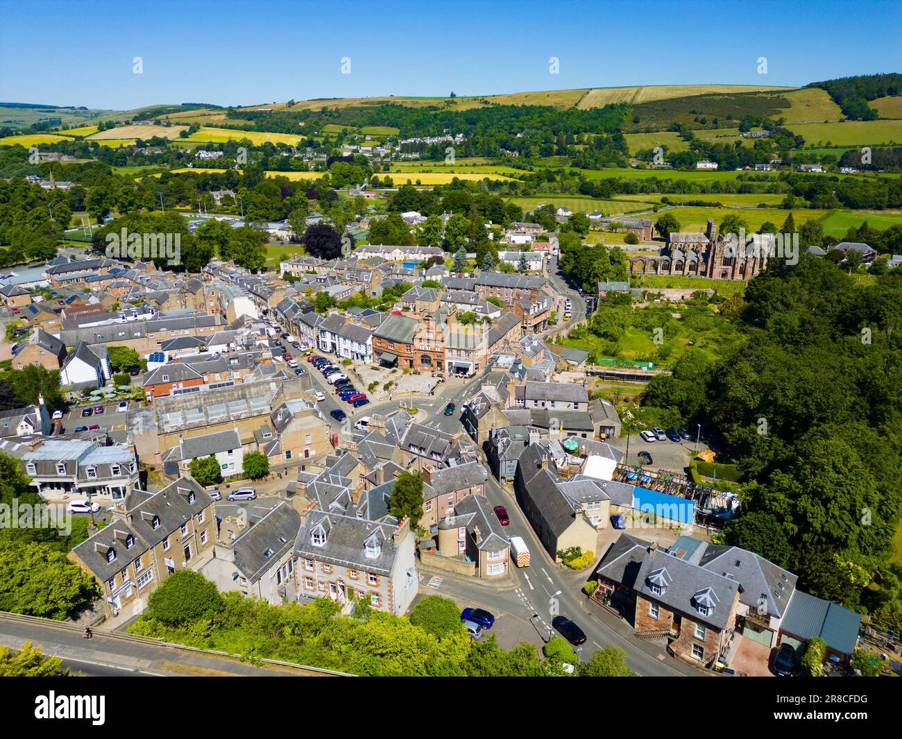 Luftaufnahme von der Drohne der Stadt Melrose an der schottischen Grenze, Schottland, Großbritannien Stockfoto