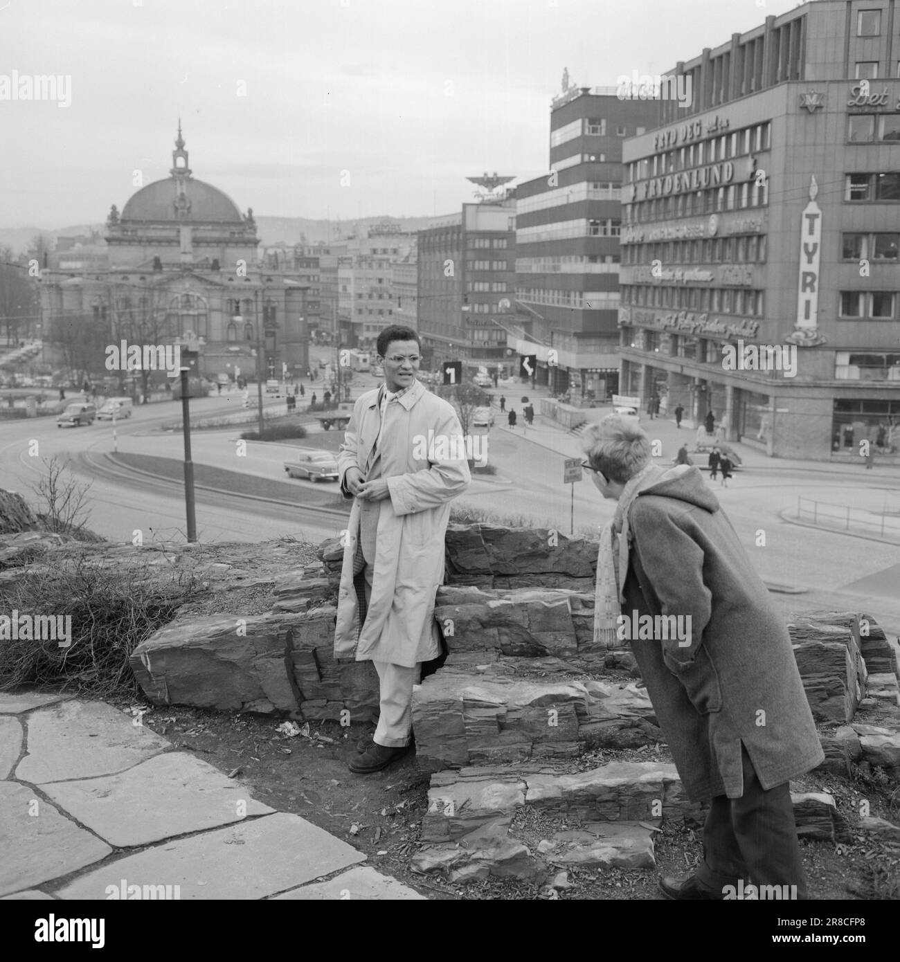 Aktuell 3-11-1960: Auf der Flucht vor Hass Südafrikas Gestapo verfolgte den 23-jährigen Hans Beukes aus einem einzigen Grund durch drei Länder: Er ist farbig. Aber Beukes entkam, und vom UN-Podium ließ er die ganze Welt auf ihn hören. Nach vielen Abenteuern fand er einen Zufluchtsort in Oslo. Foto: Aage Storløkken / Aktuell / NTB ***FOTO NICHT VERARBEITET*** Stockfoto