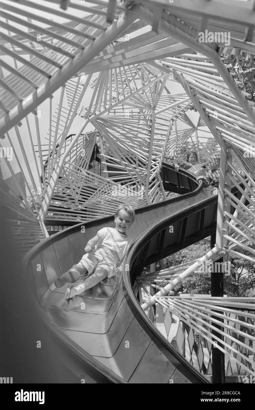 Aktuell 34. 1. 1960: Ein glücklicher Tag im Abenteuergarten Hier ist Kopenhagens Tivoli-Garten – das Karussell voller glücklicher Erinnerungen für Zehntausende Norweger – der Abenteuergarten, den niemand kopieren kann. Berit rast die Rutsche hinunter in der Kinderstation - Swede Torsten Johanssons fantasievolles Spiel. Foto: Ivar Aaserud / Aktuell / NTB ***FOTO NICHT ABGEBILDET*** Stockfoto