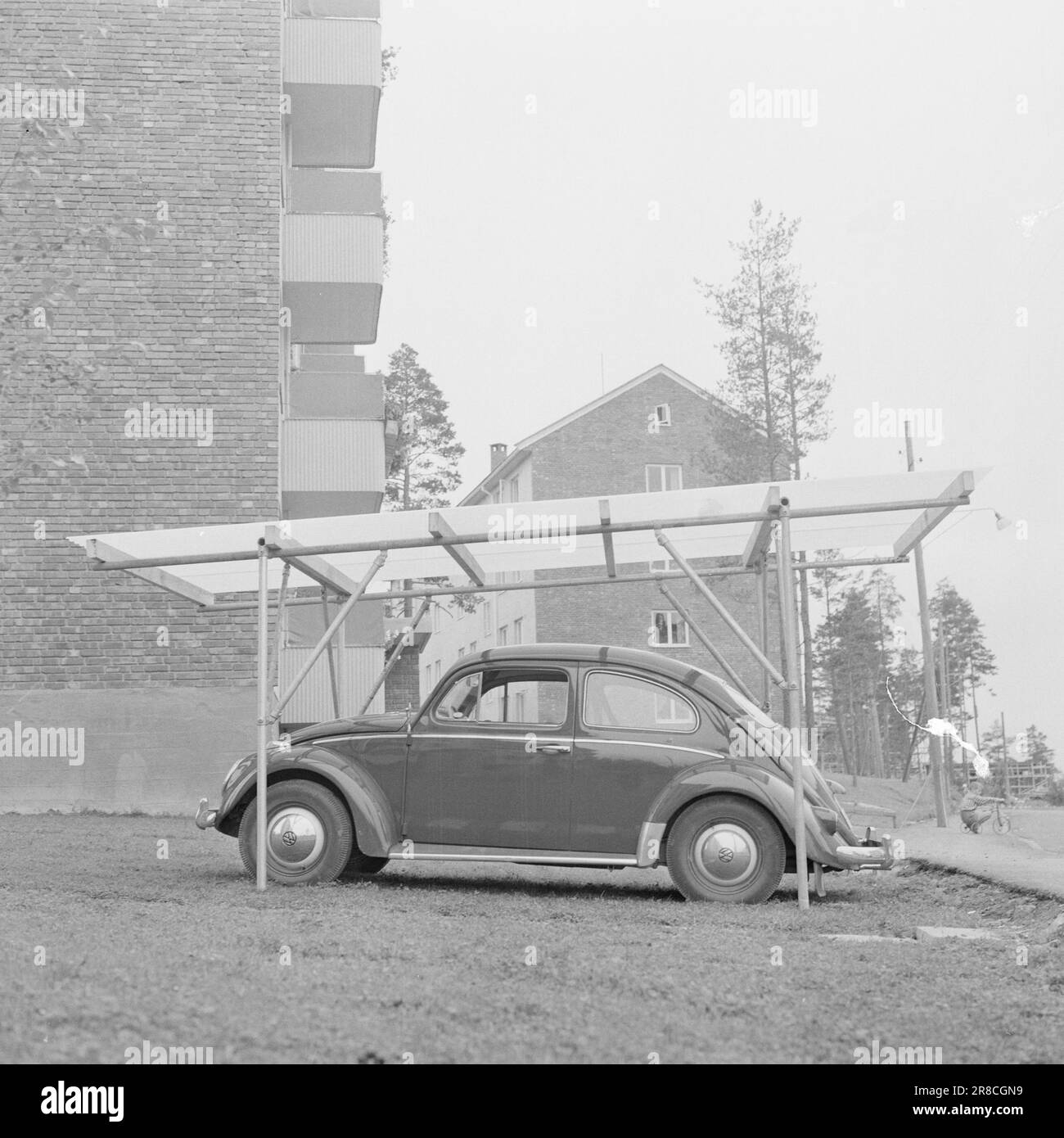 Aktuell 41-9-1960 : billig und gut für das Auto (öffentliche Garage) Wir starten Aktuells öffentliche Garage - die in einer halben Stunde eingerichtet werden kann. Foto: T. Jensen / Aktuell / NTB ***FOTO NICHT VERARBEITETE BILDER*** Stockfoto