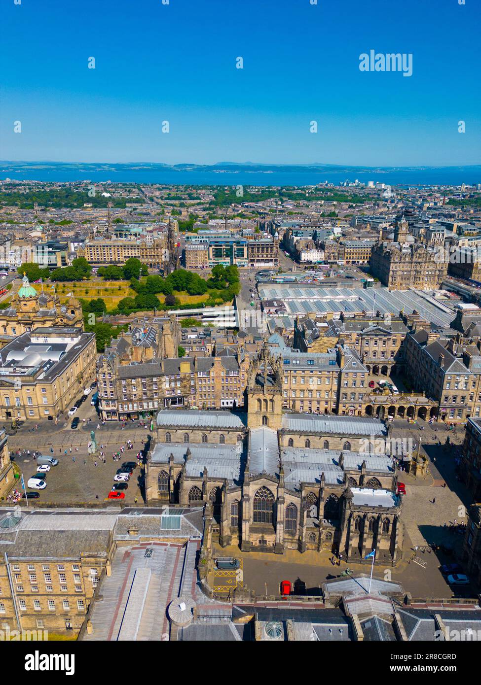 Blick aus der Vogelperspektive auf die St Giles Cathedral in der Altstadt von Edinburgh, UNESCO-Weltkulturerbe, Schottland, Großbritannien Stockfoto