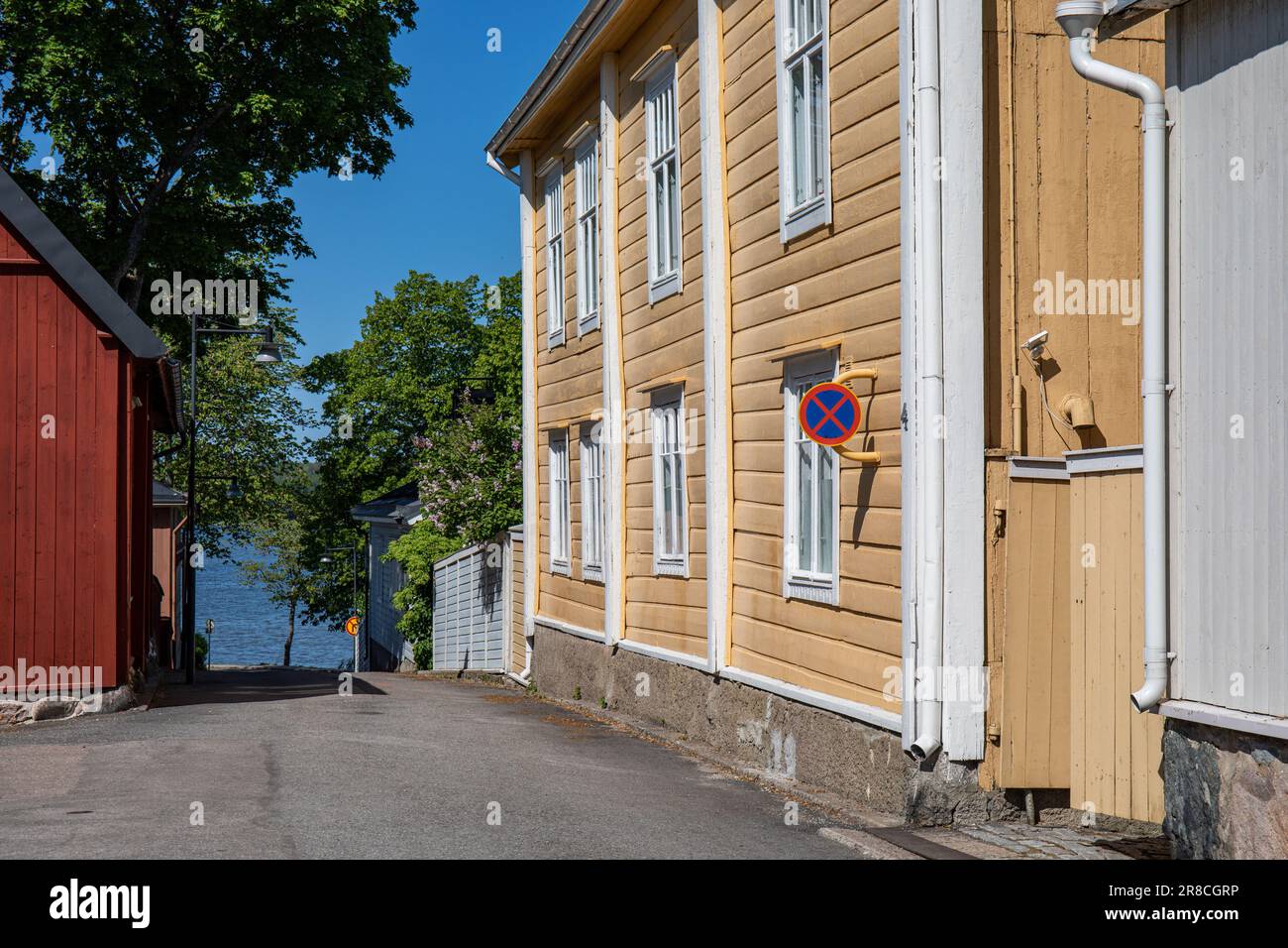 Blick auf die Straße von ISO Kirkkokatu oder Stora Kyrkogatan an einem sonnigen Sommertag in Barckens udde, der Altstadt von Tammisaari oder Ekenäs, Finnland Stockfoto