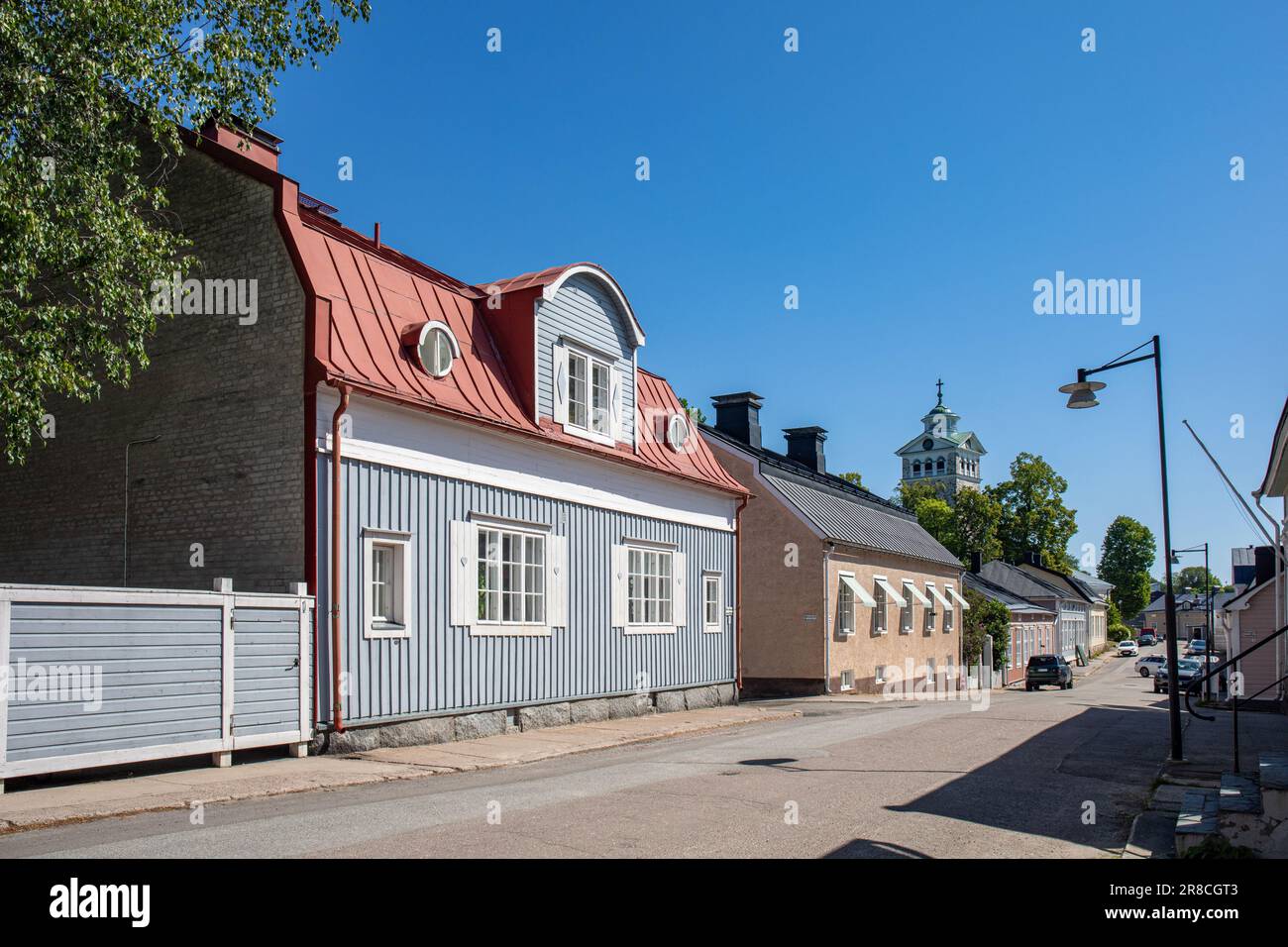 Blick auf die Straße von ISO Kirkkokatu oder Stora Kyrkogatan an einem sonnigen Sommertag in Barckens Udde, der Altstadt von Tammisaari oder Ekenäs, Finnland Stockfoto