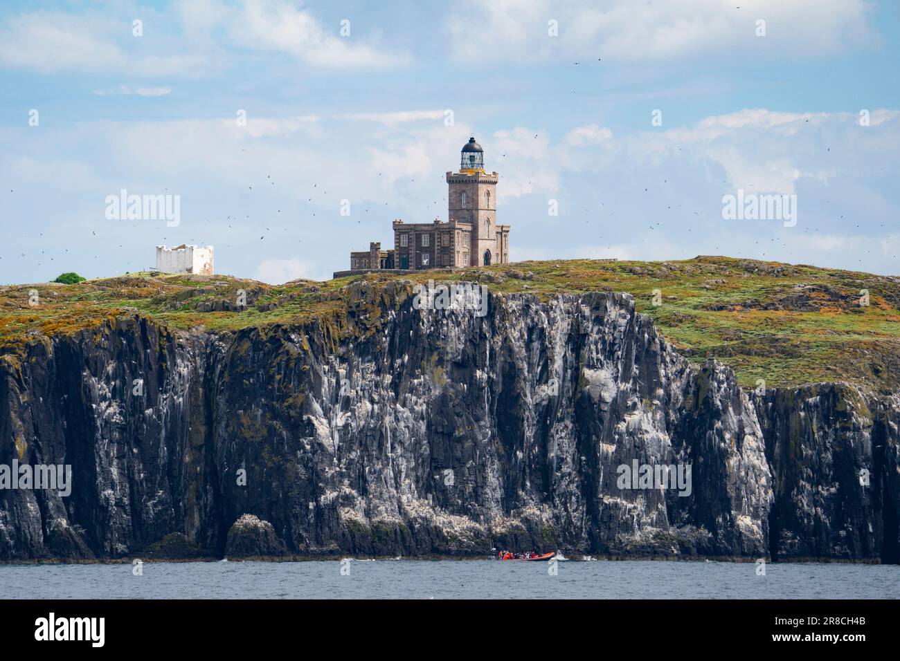 Blick auf den Leuchtturm auf der Isle of May, Firth of Forth in Fife, Schottland, Großbritannien Stockfoto
