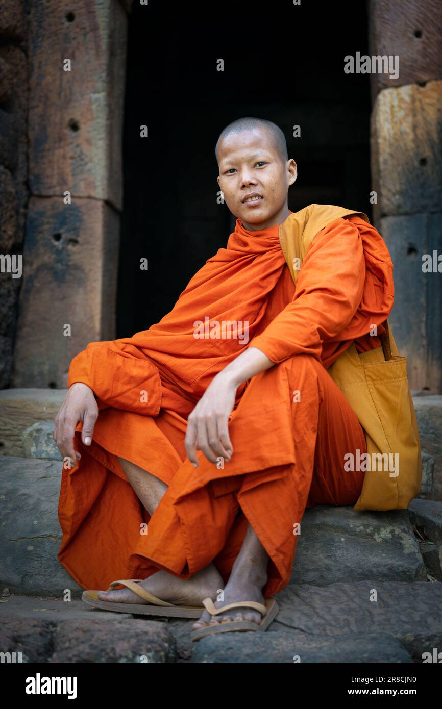 Ein Porträt eines jungen Mönchs im Phnom Banan Tempel, Kambodscha Stockfoto