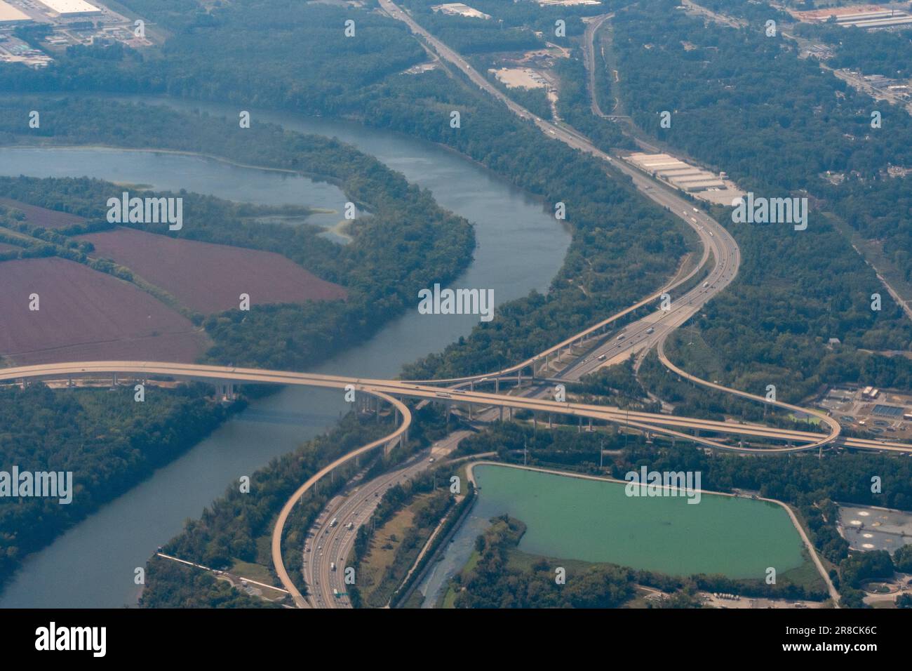 Richmond, Virginia, USA – der James River, I-95 und die Vietnam Veterans Bridge am Pocahontas Parkway I-895 in Chesterfield County aus der Vogelperspektive Stockfoto