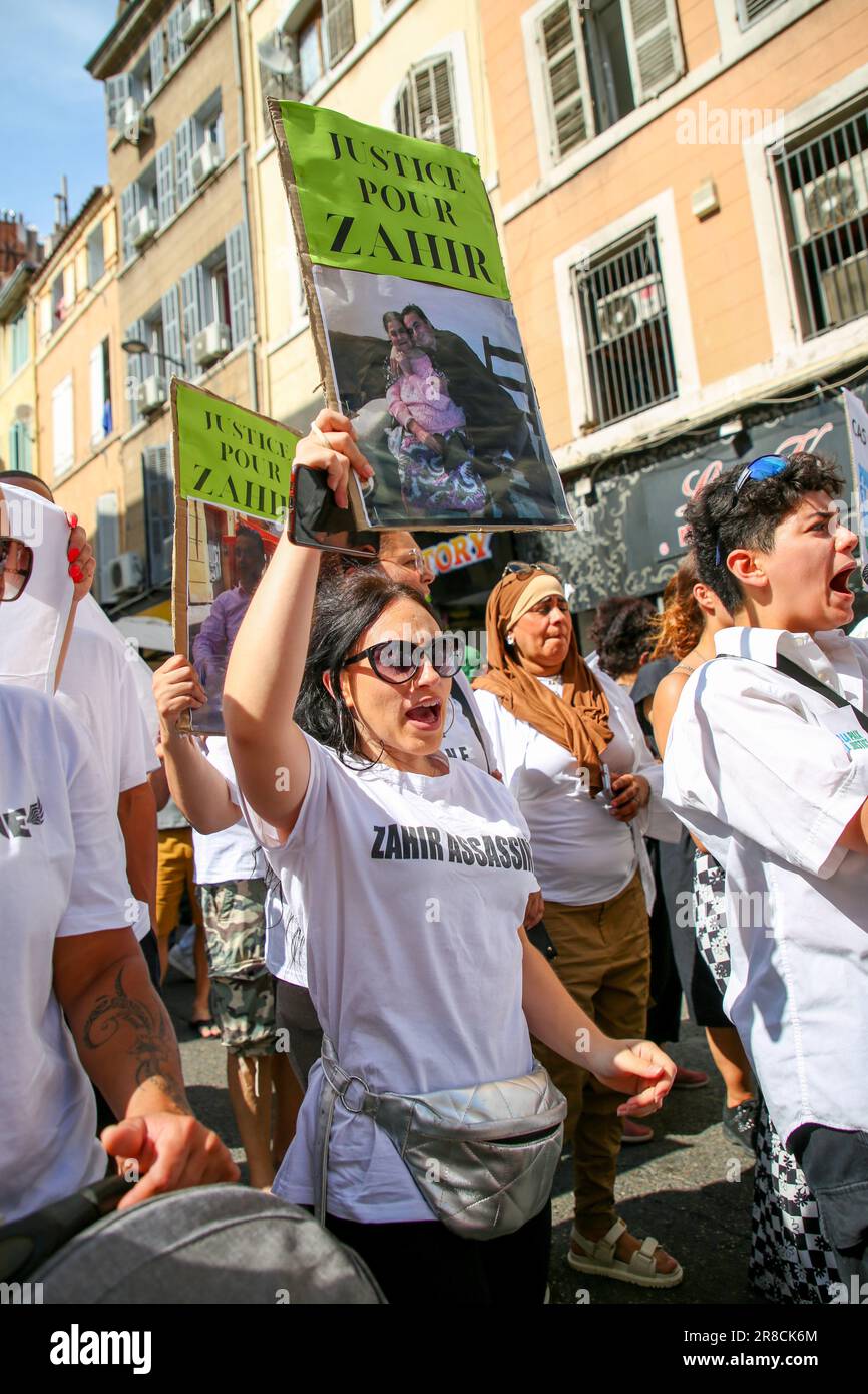 Während der Demonstration hält ein Protestteilnehmer ein Plakat. Nach dem ersten märz am 10. Juni 2023 antworteten mehrere Menschen auf den Aufruf des Familienverbands der Opfer von Morden, wieder auf den Straßen von Marseille zu marschieren. Sie verurteilten die Abwesenheit des Staates und forderten mehr Mittel zur Justiz. Zwei Banden kämpfen derzeit in der Stadt um die Dominanz im Drogenhandel und fordern junge Leben. Stockfoto