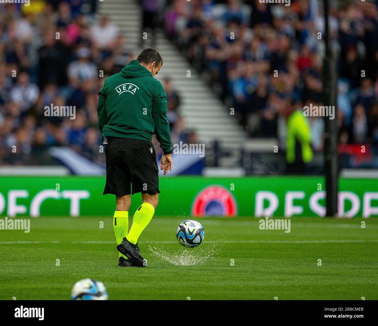 20. Juni 2023; Hampden Park, Glasgow, Schottland: Euro 2024 Qualifier Football, Schottland gegen Georgien; Schiedsrichter Istvan Vad von Ungarn führt eine Inspektion durch Stockfoto