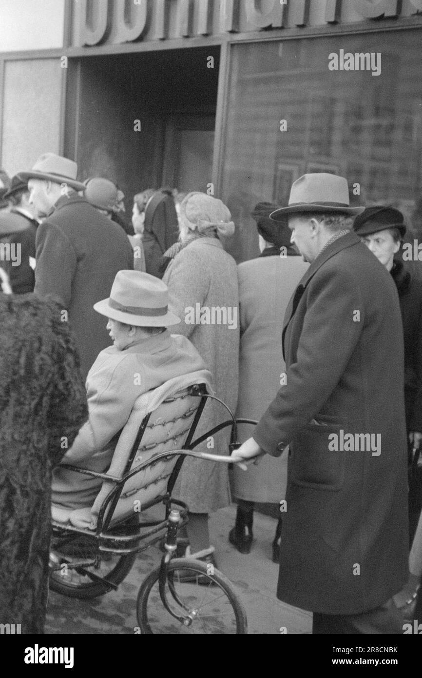 Tatsächlich 05-1950: Freeman in Osloder umstrittene Wundermann Pastor Freeman besuchte Oslo. Aktuell hat an einigen Meetings teilgenommen und beschreibt hier seine Eindrücke. Das Gerücht über Mr. William Freemans wundervolle Heilkraft hatte sich bereits von Stockholm aus verbreitet. Lahme und verkrüppelte Menschen wurden im Rollstuhl zum Filadelfia-Ort gebracht. Dieser Mann, der zum Meeting gefahren wurde, musste es im selben Rollstuhl lassen, in dem er kam. Foto: Sverre A. Børretzen / Aktuell / NTB ***FOTO NICHT IMAGE PROCESSED*** Stockfoto