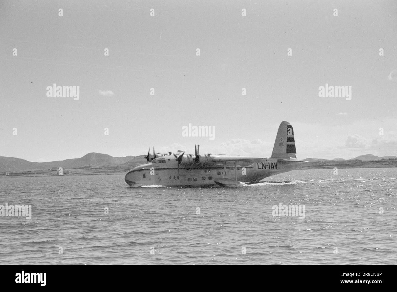 Derzeit 10-1947: Die fliegende Expressstrecke entlang Norwegens mit der fliegenden Hurtigrute auf der regulären Strecke, die im Juni eröffnet wird, startet jeden Morgen ein Flug von Tromsø und ein Flug von Stavanger, während einer in Reserve ist. Die Flugzeit beträgt etwa neun Stunden mit zusätzlichen Zwischenstopps in Bergen, Oslo, Trondheim, Brønnøysund/Sandnessjøen, Bodø und Harstad. Von Tromsø aus startet die Route Hammerfest–Vadsø–Kirkenes hodt mit anderen Flügen dreimal pro Woche. Die Fahrt Kirkenes–Oslo dauert daher zwei Tage mit dem fliegenden Hurtigruten. Jetzt vergeht etwa eine Woche. Das „Ei“ Stockfoto