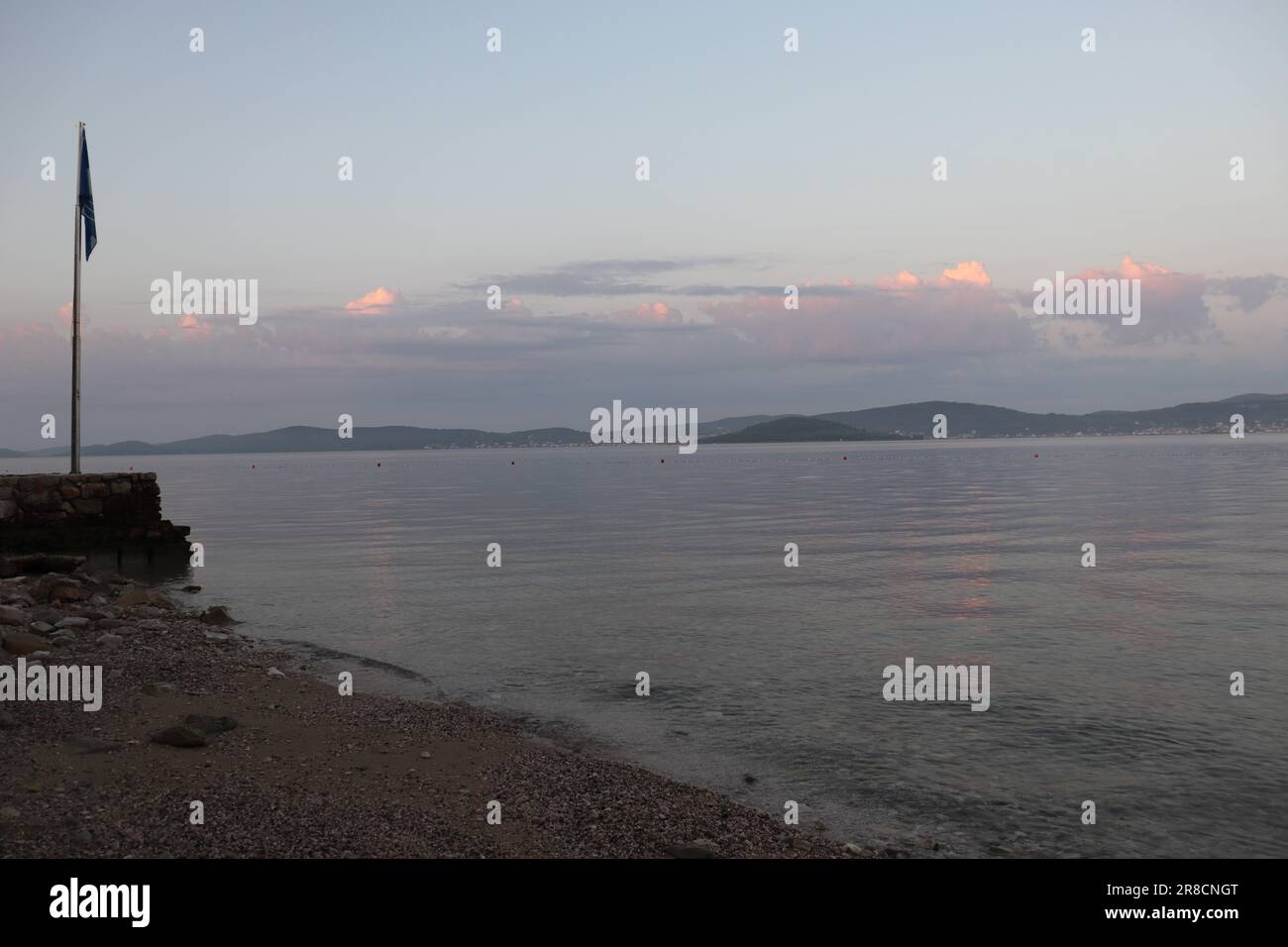 Die Stadt Zadar und historische Denkmäler mit Kirchen und einer Kathedrale, die noch heute genutzt werden. Die Fotos zeigen auch den Küstenabschnitt der Stadt. Stockfoto