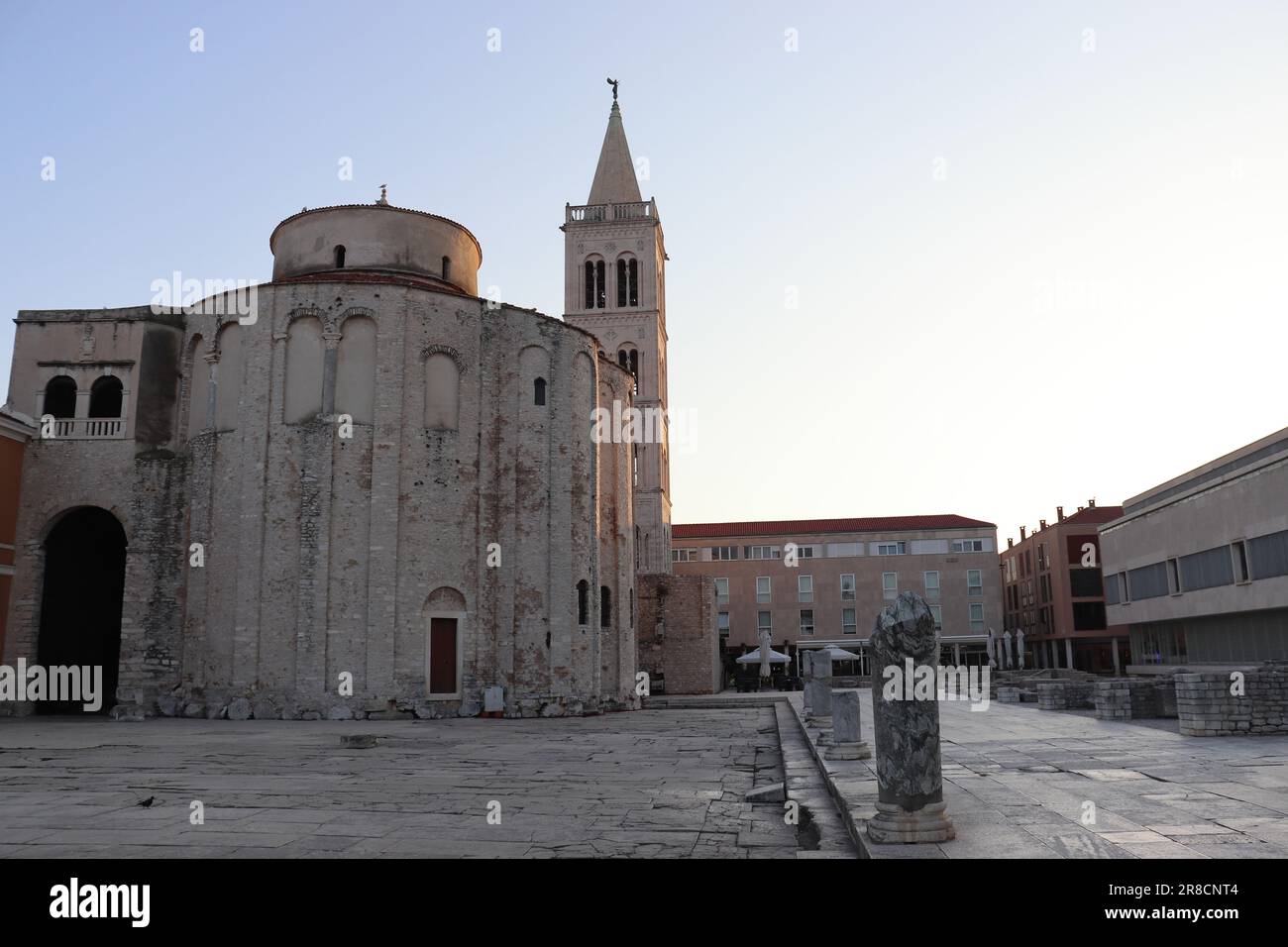 Die Stadt Zadar und historische Denkmäler mit Kirchen und einer Kathedrale, die noch heute genutzt werden. Die Fotos zeigen auch den Küstenabschnitt der Stadt. Stockfoto