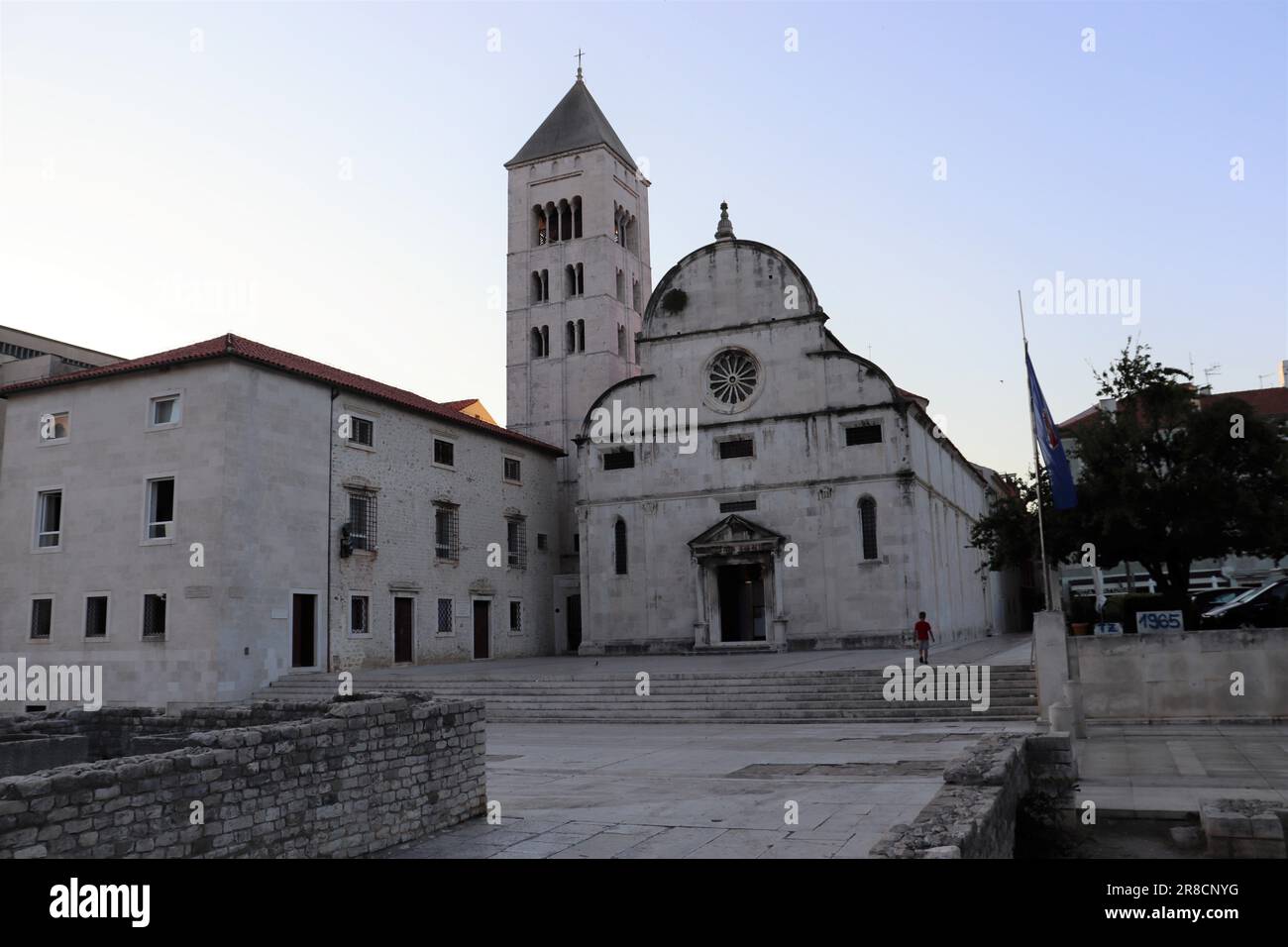 Die Stadt Zadar und historische Denkmäler mit Kirchen und einer Kathedrale, die noch heute genutzt werden. Die Fotos zeigen auch den Küstenabschnitt der Stadt. Stockfoto
