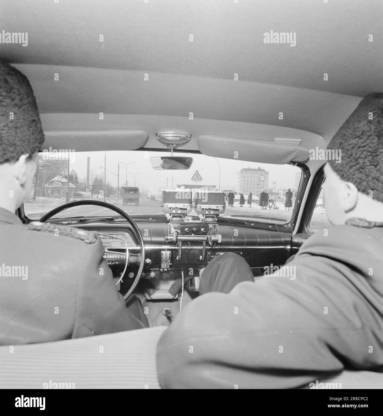 Aktuell 15-5-1960: Das dritte aufschlussreiche Auge die Polizei von Oslo fährt heutzutage in einem Auto mit sechs wachsamen Augen auf den Verkehr, zwei Polizisten und zwei automatischen Kameras. Mit Letzteren kann man nicht streiten. Über einen elektrischen Auslöser registrieren sie automatisch die Illegalitäten, nüchtern und zuverlässig. Ein Gerät nimmt Nahaufnahmen des Autos mit dem Kennzeichen auf, das andere nimmt das Übersichtsbild auf, das später dem Gericht präsentiert werden kann und hohe Anwaltskosten spart. Schlampig Ein großer Lkw hält auf der linken Seite der Autobahn an der breiten Ausfahrt von Oslo. Das tut er nicht Stockfoto