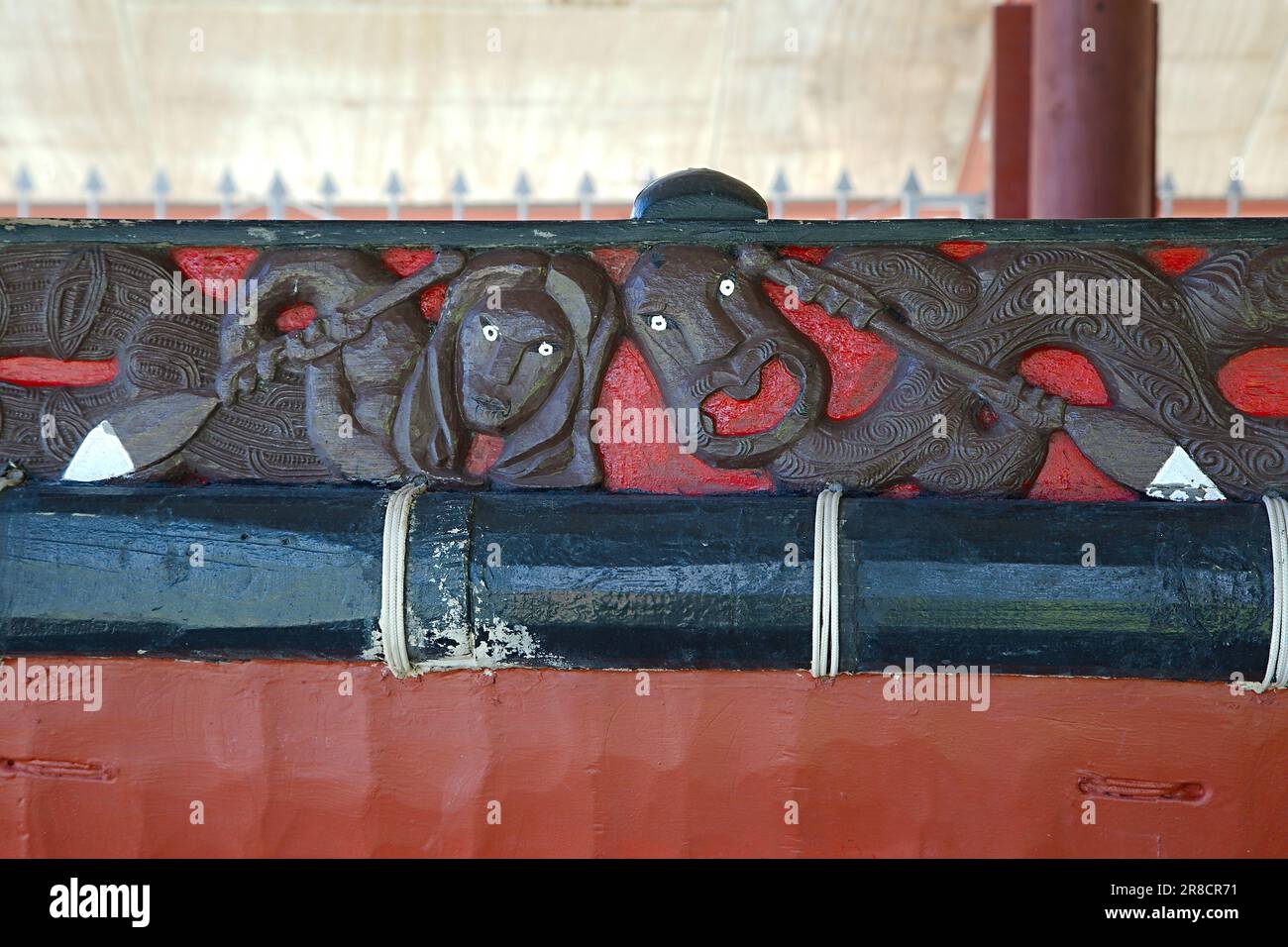 Maori-Holzschnitzerkunst auf einem Boot Stockfoto