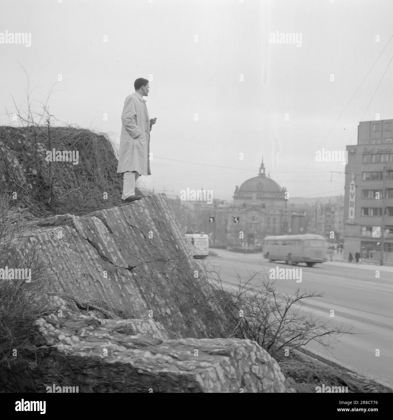 Aktuell 3-11-1960: Auf der Flucht vor Hass Südafrikas verfolgte die Gestapo den 23-jährigen Hans Beukes aus einem einzigen Grund durch drei Länder: Er ist farbig. Aber Beukes entkam, und vom UN-Podium ließ er die ganze Welt auf ihn hören. Nach vielen Abenteuern fand er einen Zufluchtsort in Oslo. Foto: Aage Storløkken / Aktuell / NTB ***FOTO NICHT VERARBEITET*** Stockfoto
