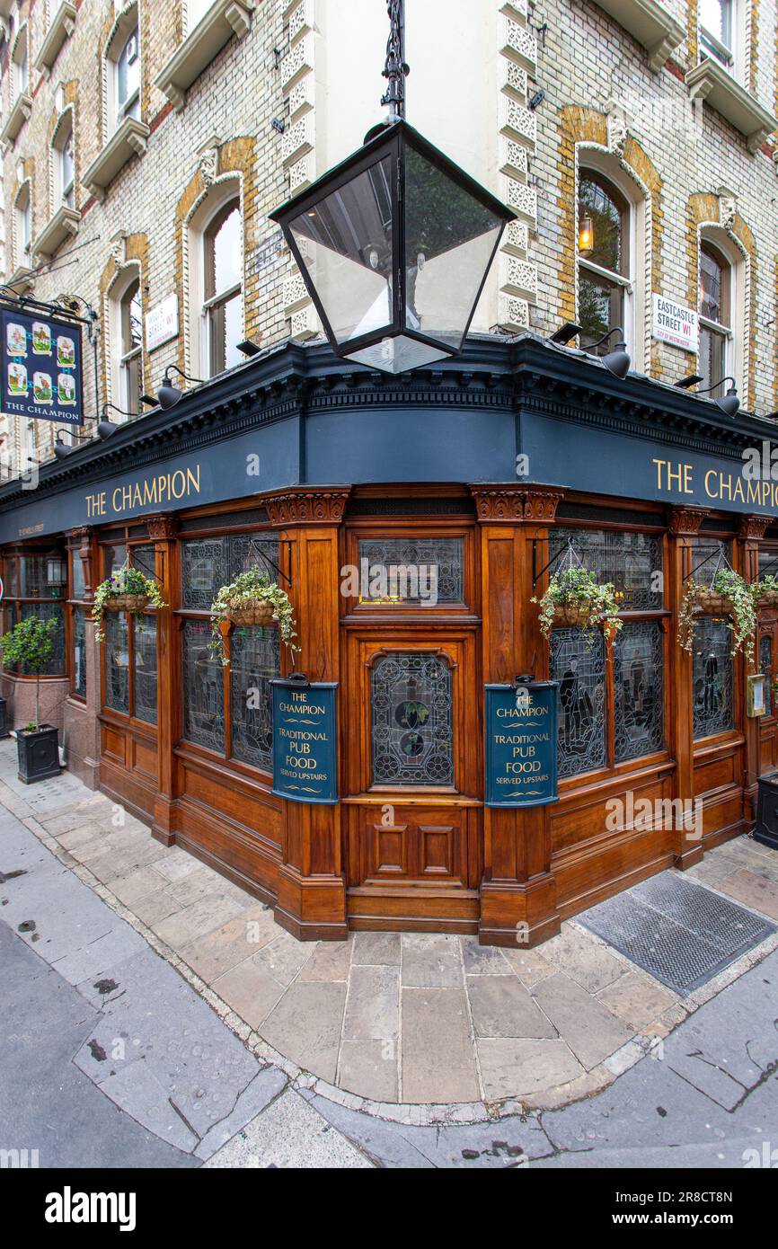 Außenansicht des Champion Pub an der Ecke Eastcastle Street und Wells Street, Fitzrovia, London Stockfoto