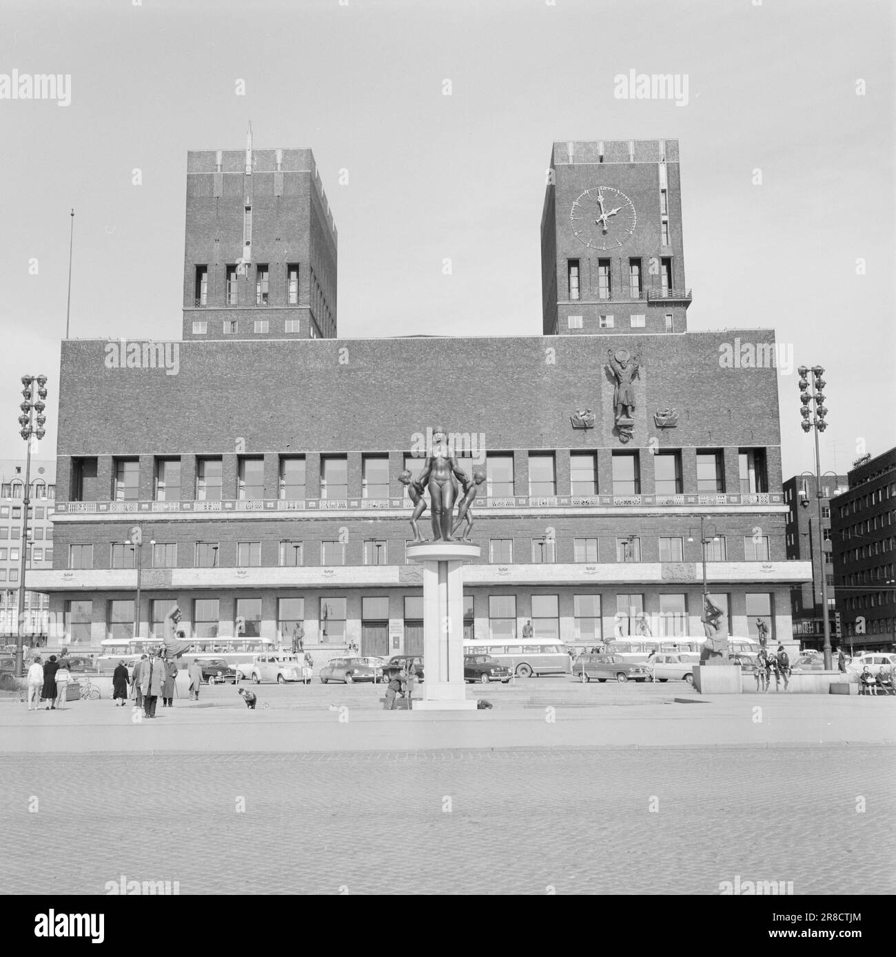 Derzeit 20-2-1960: Amalie auf einer Städtereise Amalie, ihre Freundin und die Kinder wiegen zusammen 2,5 Tonnen und sind 3,5 Meter groß. Sie wurden vom Bildhauer Emil Lie geschaffen und vom Ila-Tal nach Rådhusplassen transportiert, wo sie von einer vier Meter hohen Säule aus über den Hafen blicken. Und dann an Ort und Stelle. Von einer vier Meter hohen Säule aus blickt die Bronzegruppe des Bildhauers Emil Lie auf den Hafen und bildet das Herzstück des Skulpturenparks vor dem Rathaus. Foto: Ivar Aaserud / Aktuell / NTB ***FOTO NICHT ABGEBILDET*** Stockfoto