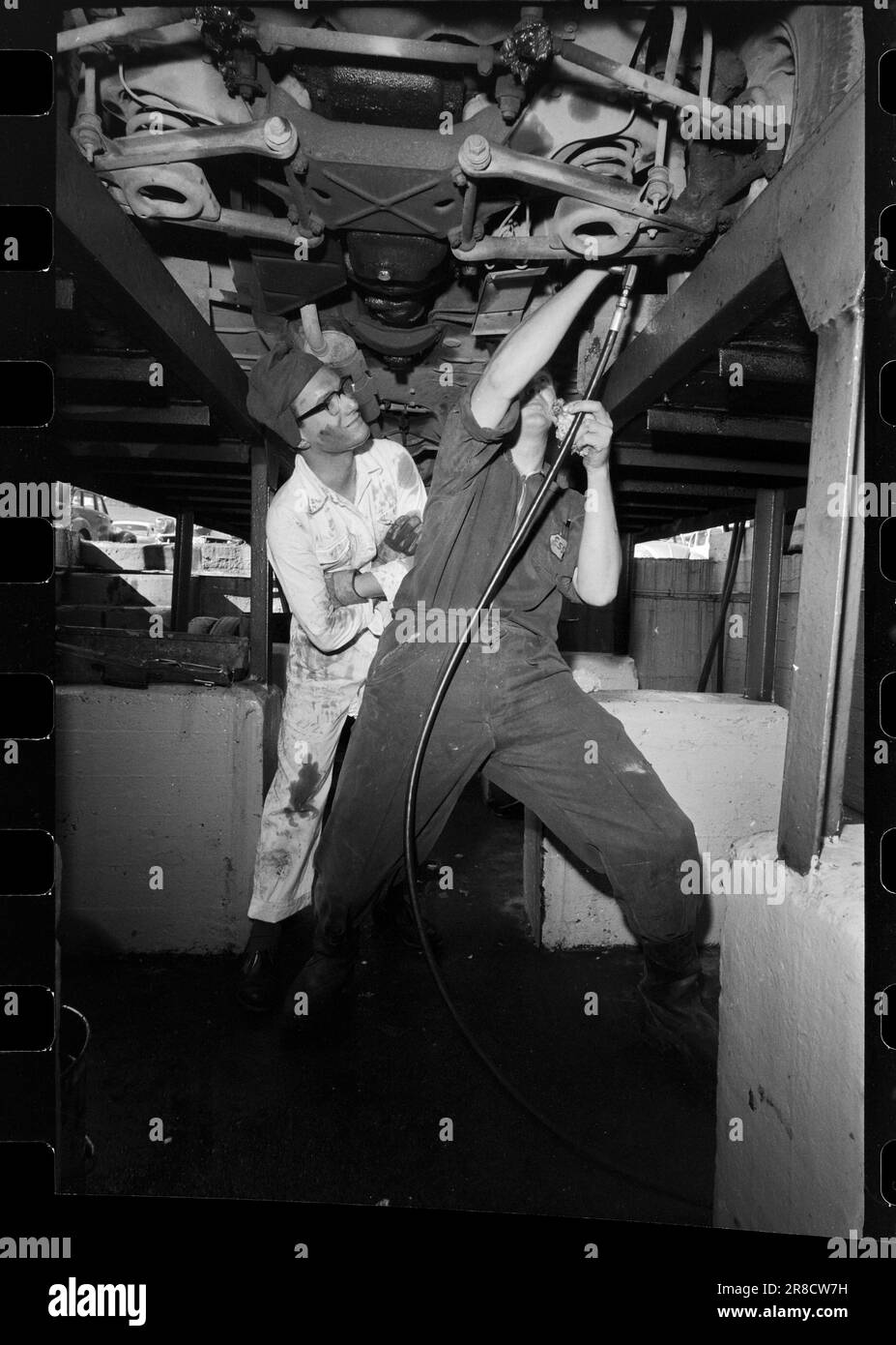 Actual 41-8-1960 : der Mann, der zu Hause schmieren sollte Wir, die keine Direktoren sind und auch keine Firma haben, die für uns zu bezahlen hat, müssen selbstständig sein mit einfachen Dingen wie etwas fest in den Unterwagen zu schieben. Es sollte so einfach sein... 9 nun, sicher. Man kann auch nicht erwarten, dass normale Leute alles wissen. Es ist gesund, selbstständig zu sein, wenn man weiß, wie man es macht. Und dann sparen Sie eine Menge Geld. Wie viel, sagten Sie? Nur acht Kronen? Lass es gut sein, man rettet sowieso. Foto: Aktuell/NTB ***FOTO NICHT VERARBEITET*** Stockfoto