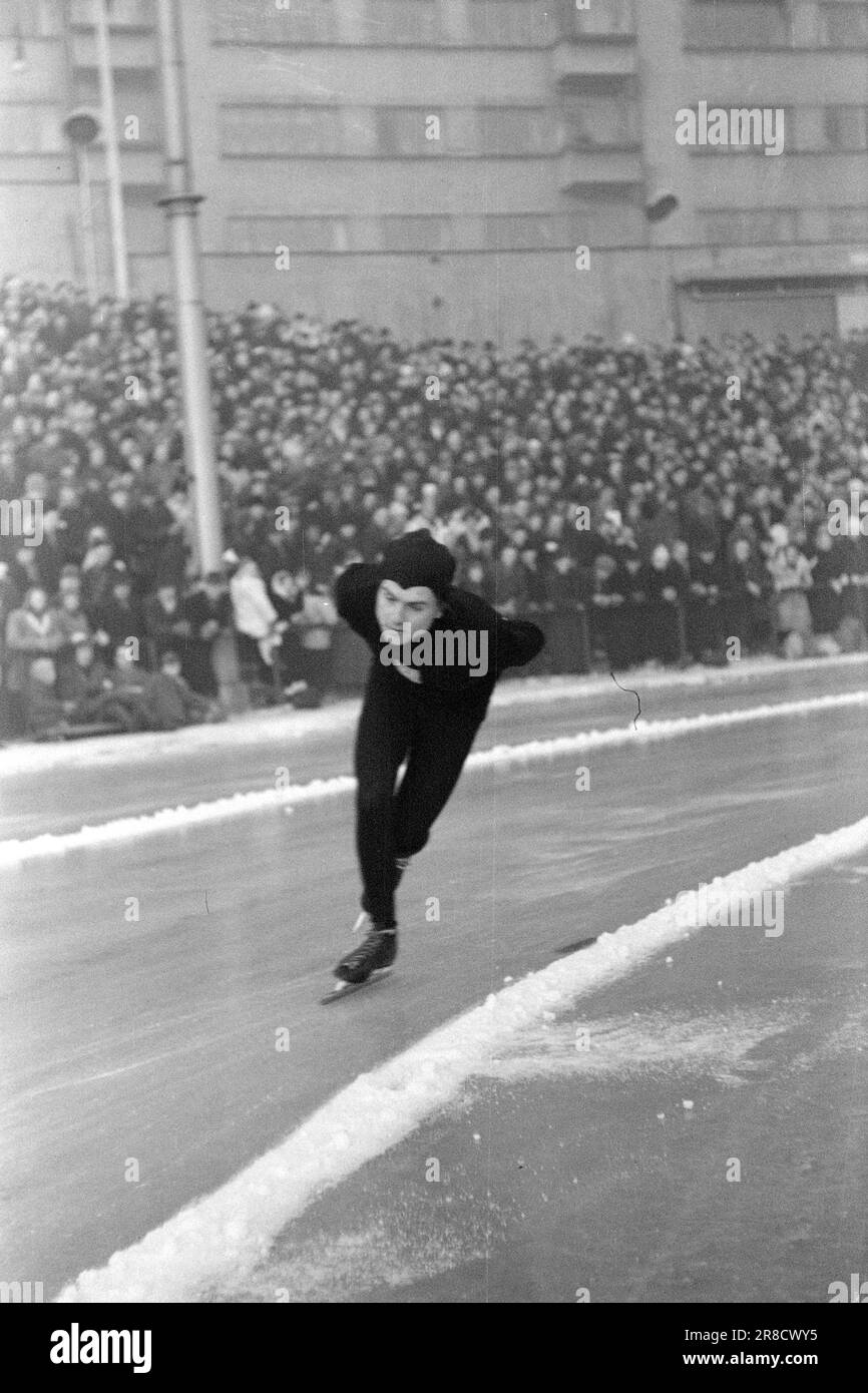 Tatsächlich 4-6-1947: WC auf EisskatingBoil für 10 Sekunden. Die Eiskunstlauf-Weltmeisterschaft 1947 verlief im Stil aller vorherigen großen Rennen dieses Jahres. Der Höhepunkt waren zweifellos die 10.000 Meter, auf denen Sverre Farstad aus Trønder gegen Finn Lassi Parkkinen kämpfte. Die Haupttribüne war während des gesamten Rennens voller Spannung, aber die trønder konnte Parkkinen nicht festhalten. Farstad verbrachte genau 10 Sekunden zu viel und wurde finnischer Weltmeister. Foto: Aktuell/NTB ***FOTO NICHT VERARBEITET*** Stockfoto