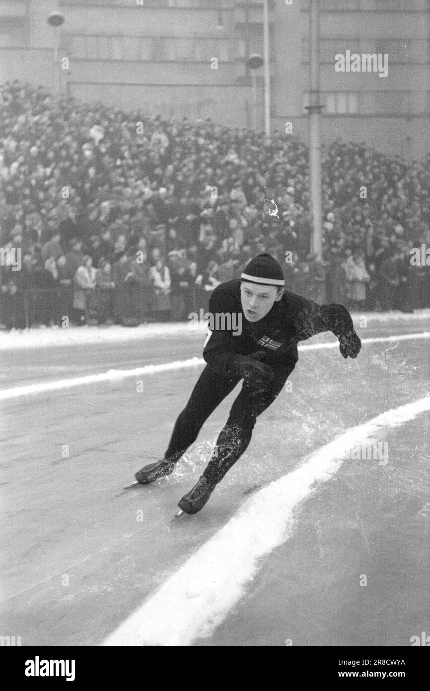 Tatsächlich 4-6-1947: WC auf EisskatingBoil für 10 Sekunden. Die Eiskunstlauf-Weltmeisterschaft 1947 verlief im Stil aller vorherigen großen Rennen dieses Jahres. Der Höhepunkt waren zweifellos die 10.000 Meter, auf denen Sverre Farstad aus Trønder gegen Finn Lassi Parkkinen kämpfte. Die Haupttribüne war während des gesamten Rennens voller Spannung, aber die trønder konnte Parkkinen nicht festhalten. Farstad verbrachte genau 10 Sekunden zu viel und wurde finnischer Weltmeister. Foto: Aktuell/NTB ***FOTO NICHT VERARBEITET*** Stockfoto