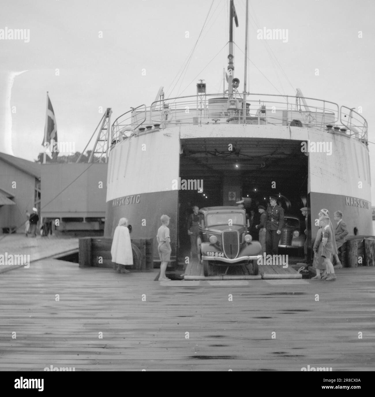 Aktuelle 17-2-1947: Arendal, Heimat der Kunst des Lebens Arendal, auch „Venedig des Nordens“ genannt, war seit über 100 Jahren die führende maritime Stadt in Norwegen. Die Segelschiffe der Stadt wurden auf allen Meeren gefunden, und die Stadt und der Bezirk waren voller Leben, als die Schiffe im Herbst mit schweren Lasten nach Hause zurückkehrten. Arendals Blütezeit endete am Ende des 19. Jahrhunderts mit einem schweren Bankcrash, der noch nie da gewesene Not und Elend verursachte. Kleinklassemenschen organisierten "Solidaritätsverbände", um sich um ihre Interessen zu kümmern, und "der weiche Küstenstreifen" wurde für eine Zeit zum Zentrum des Soc Stockfoto